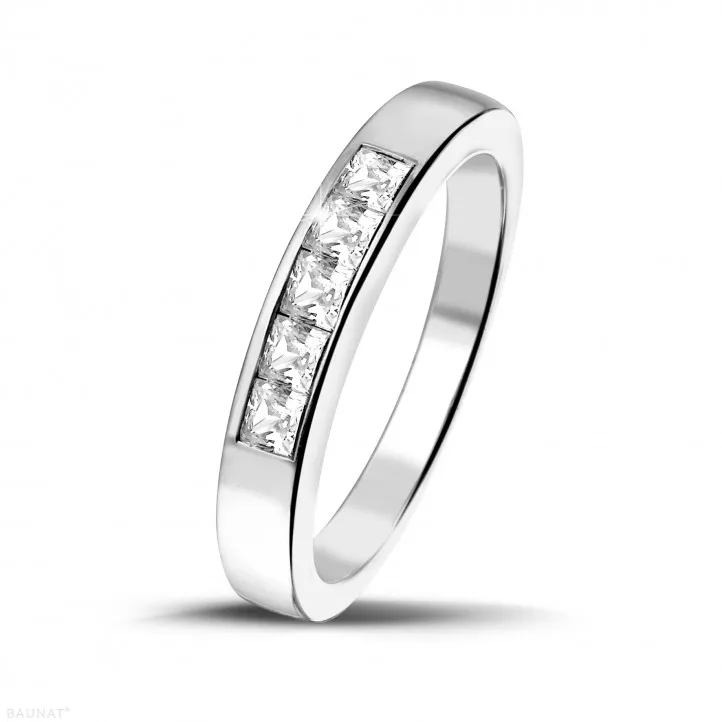 0.50 quilates alianza en platino con diamantes talla princesa 
