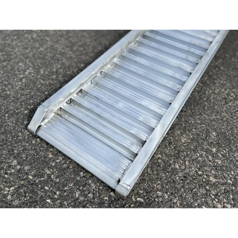 168.25 Rampas de carga en aluminio para rueda y oruga de goma | 2500 mm