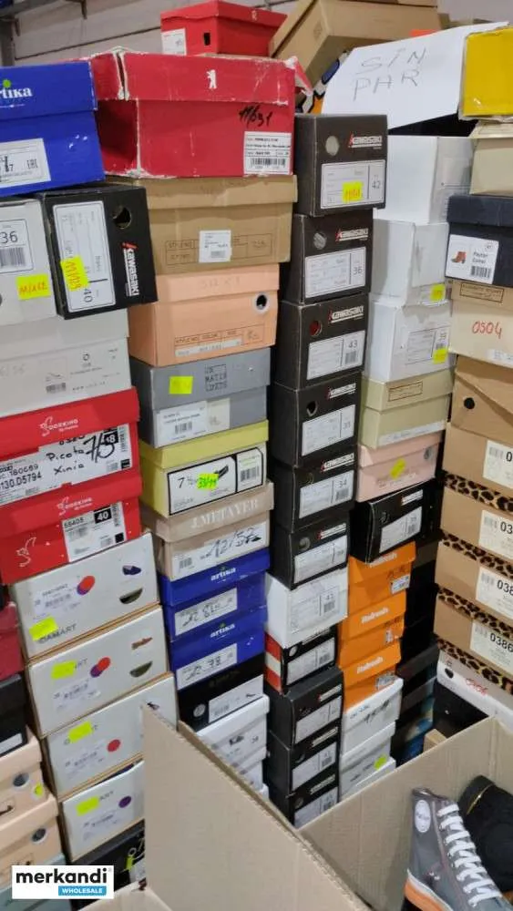 AMPLIA VARIEDAD DE CALZADO DE MARCAS RECONOCIDAS  LOTES MIXTOS PARA MERCADOS