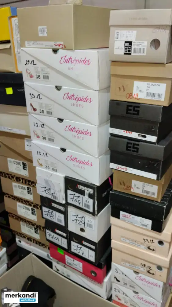 AMPLIA VARIEDAD DE CALZADO DE MARCAS RECONOCIDAS  LOTES MIXTOS PARA MERCADOS