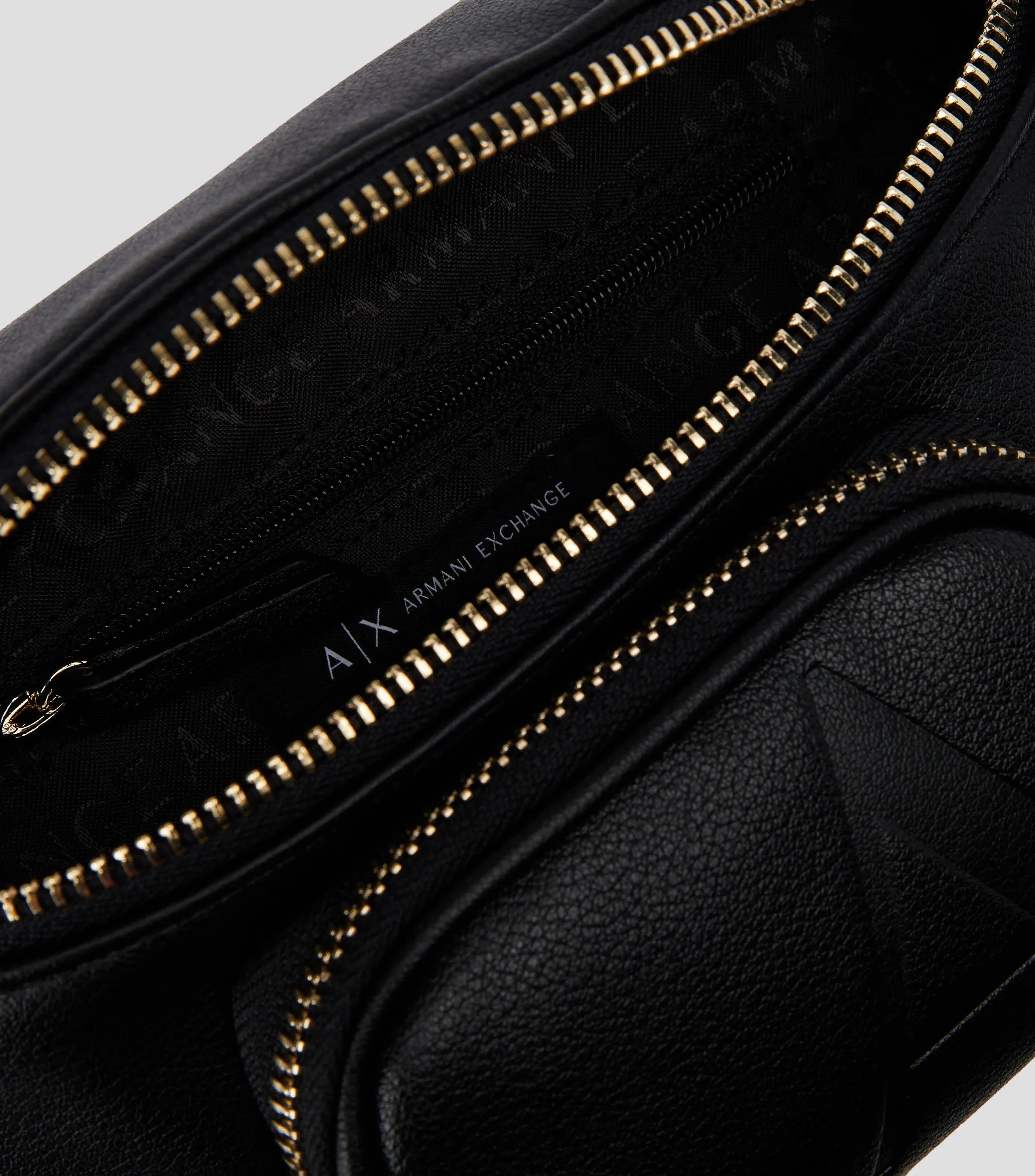 Armani Exchange Bolso Crossbody Negra con logo Mujer