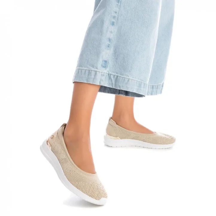 Bailarinas Xti beige con detalles metalizados y suela deportiva