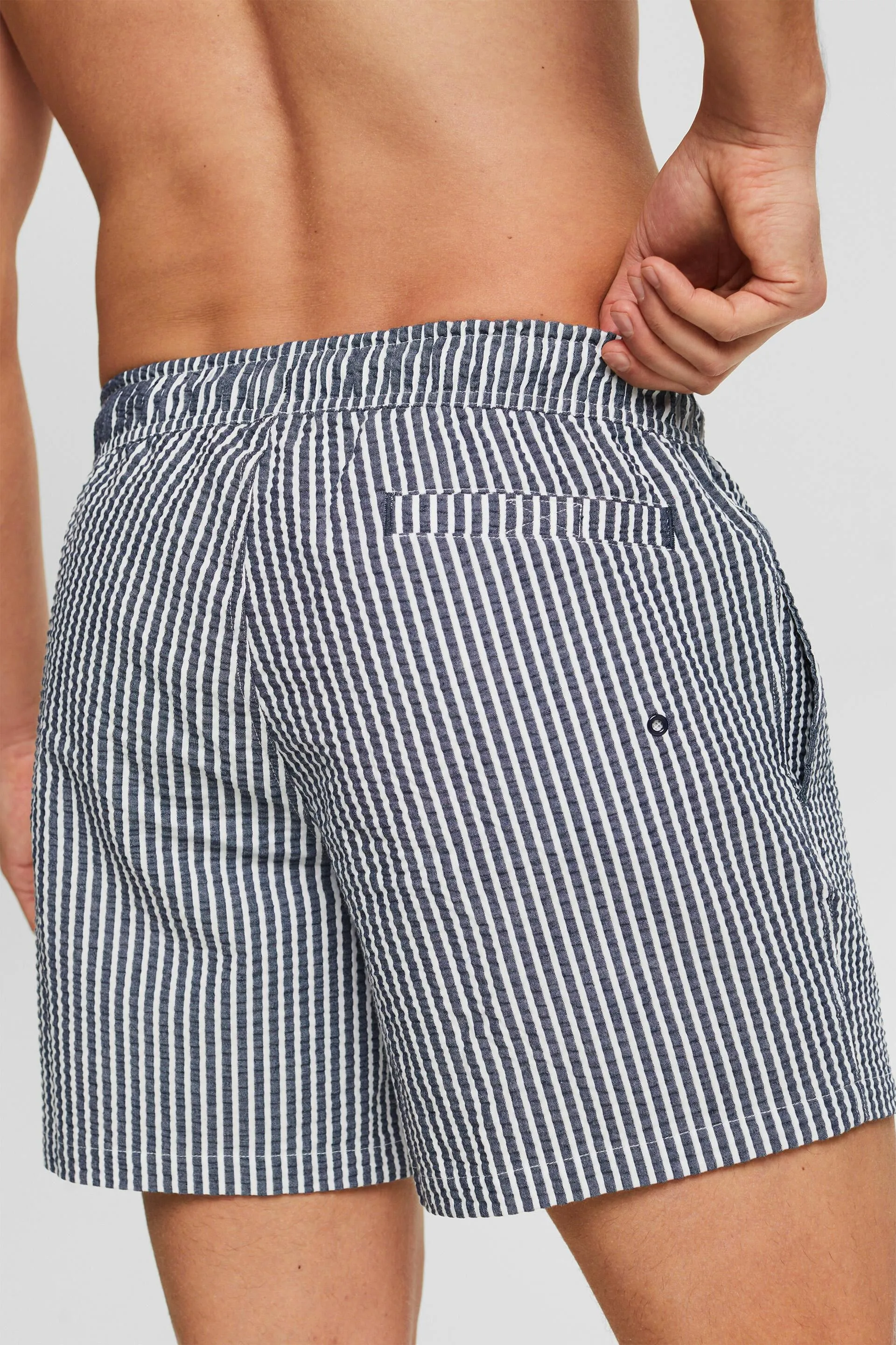 Bañador tipo short a rayas con textura