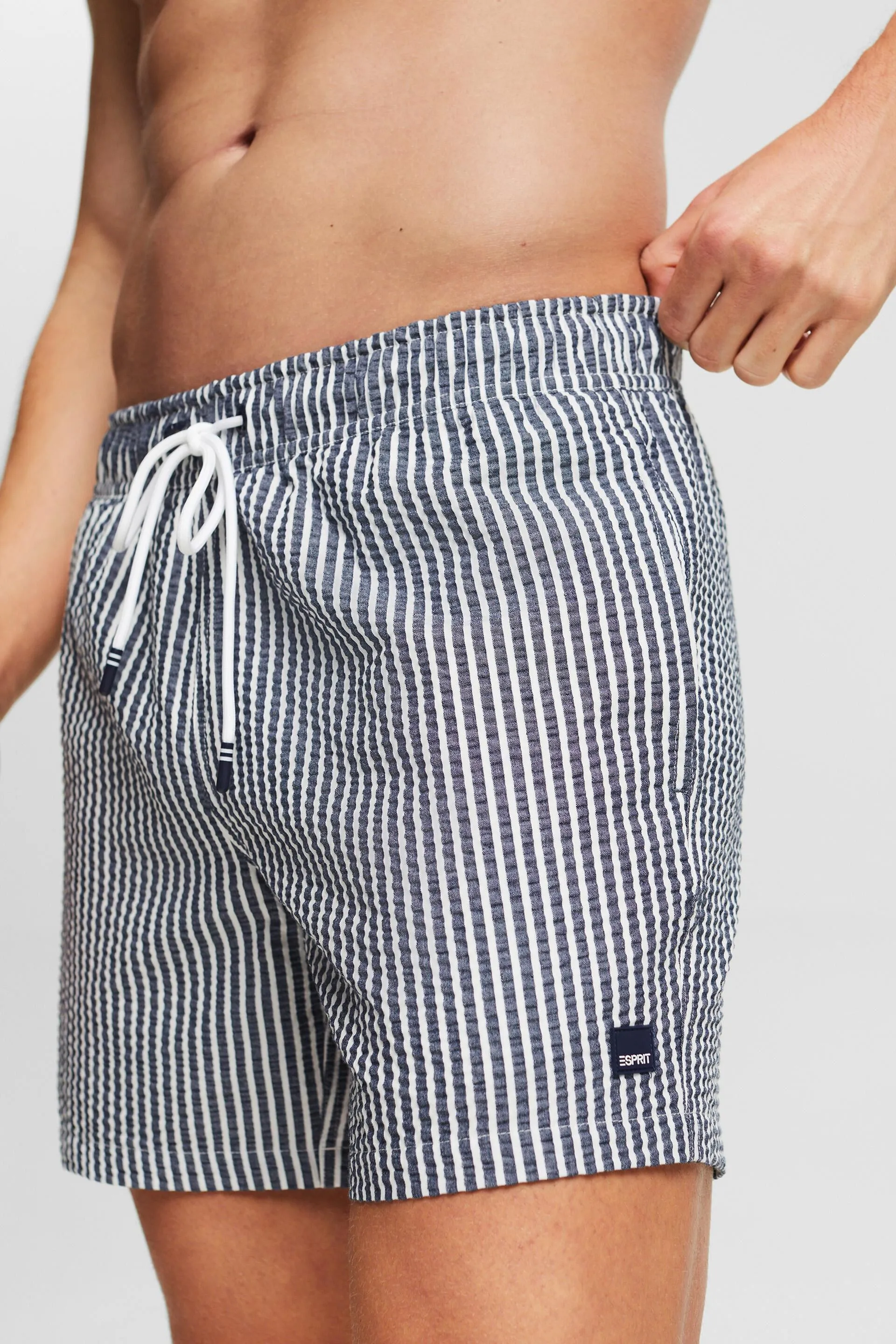 Bañador tipo short a rayas con textura