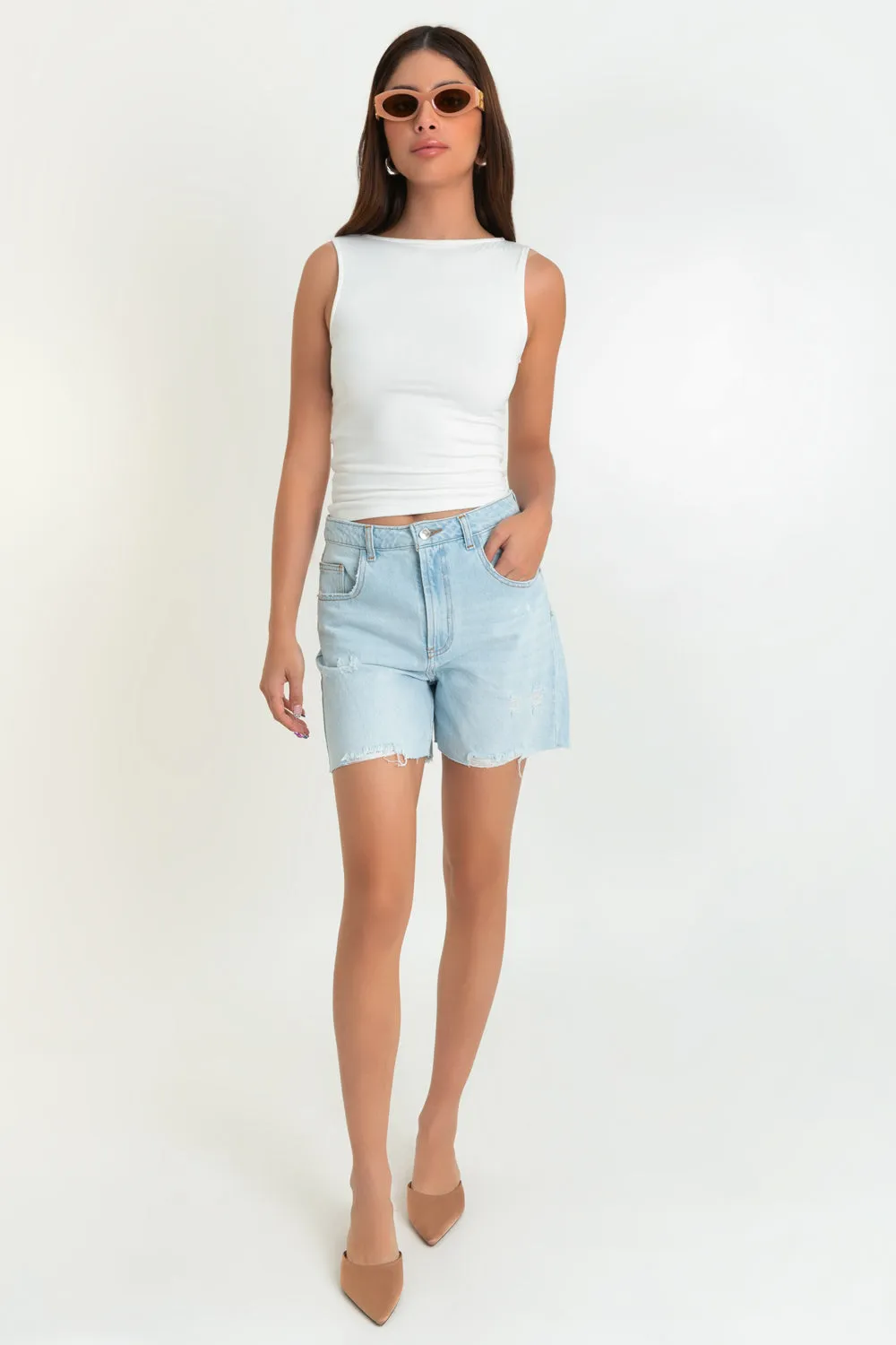 Bermuda corta de denim con rotos