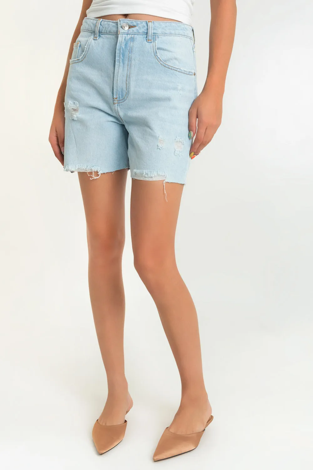 Bermuda corta de denim con rotos