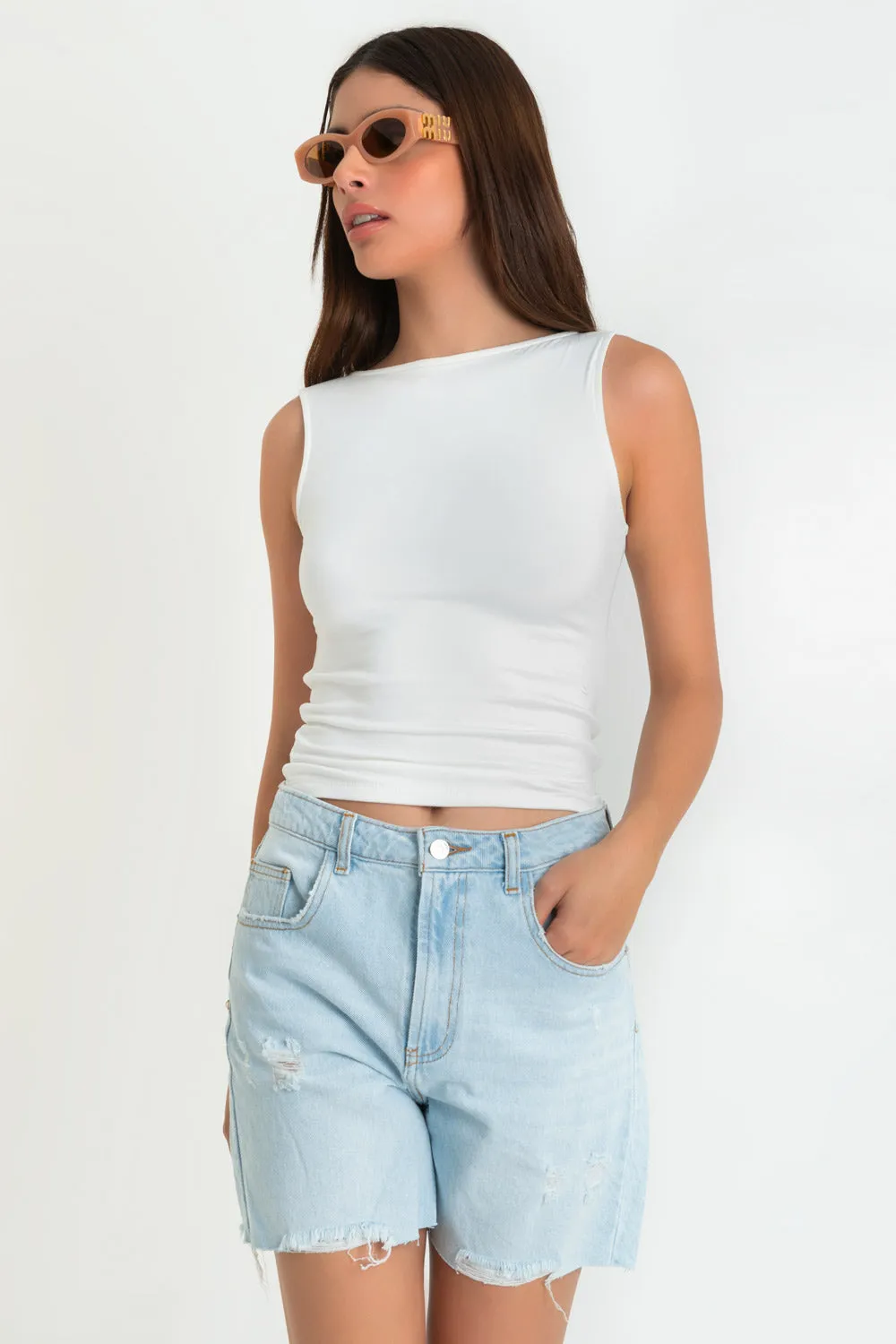 Bermuda corta de denim con rotos