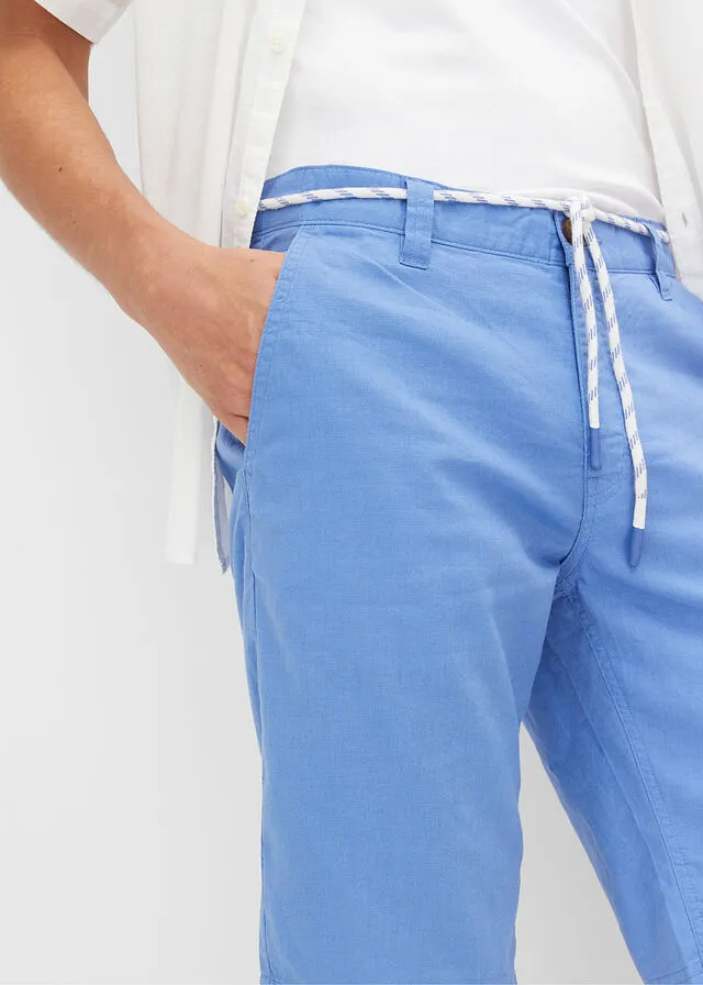 Bermuda estilo chino con lino, cordón y corte regular azul cielo