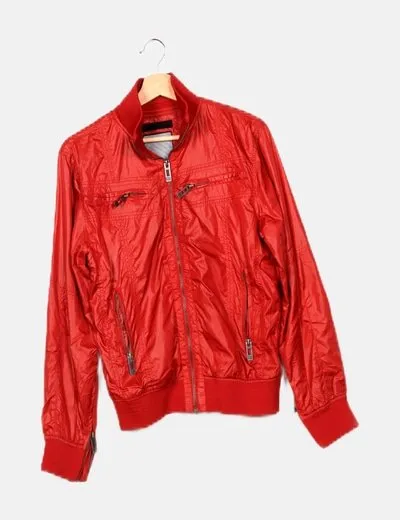 Bershka Chaqueta impermeable roja