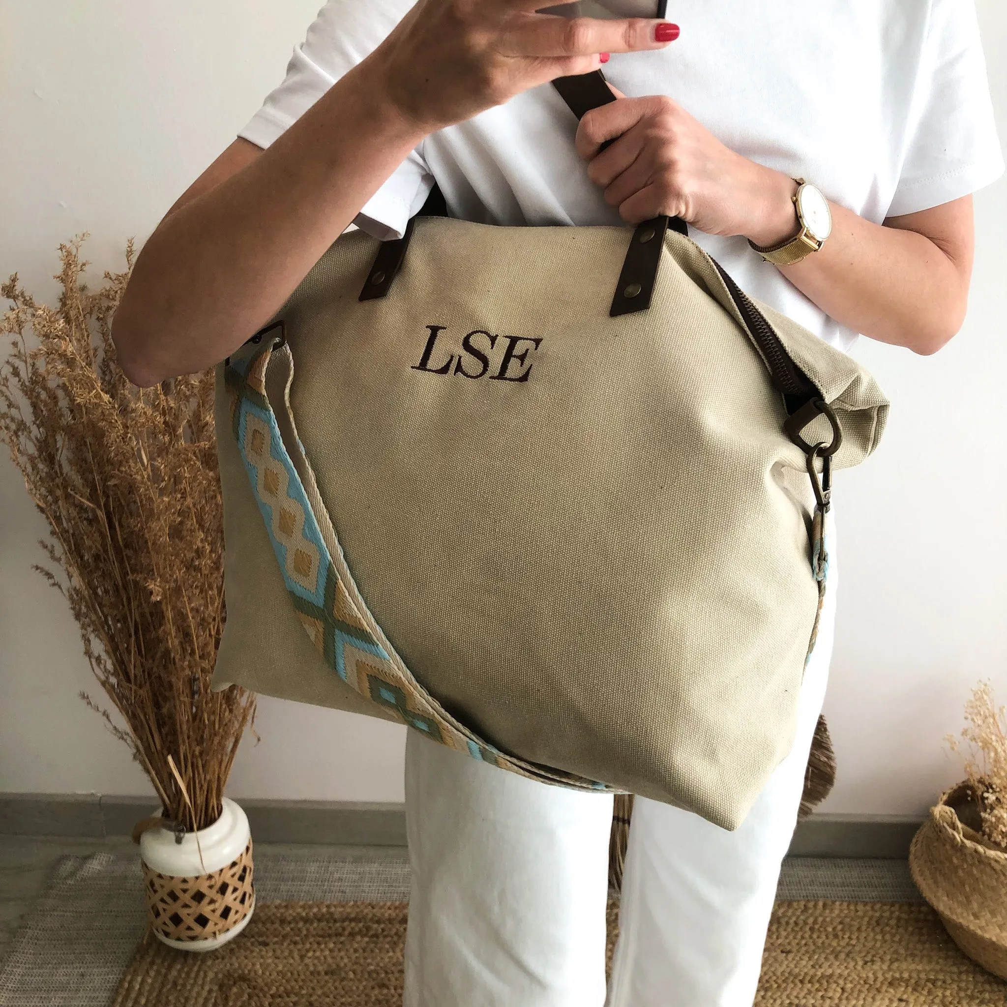 Bolso beige loneta iniciales bordadas con correa étnica