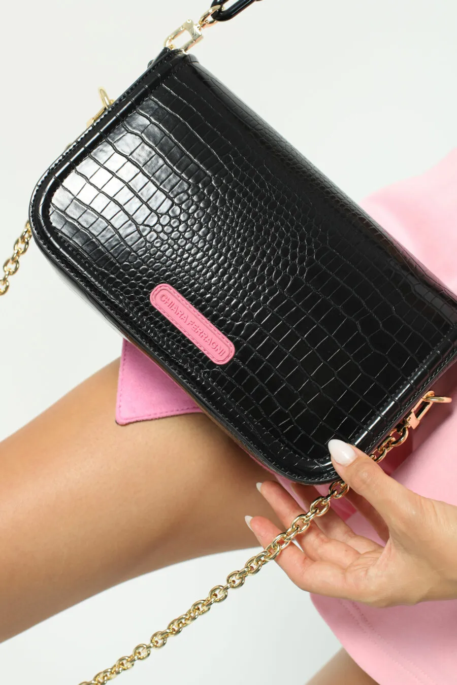 Bolso de hombro negro con logo ojo monocromático