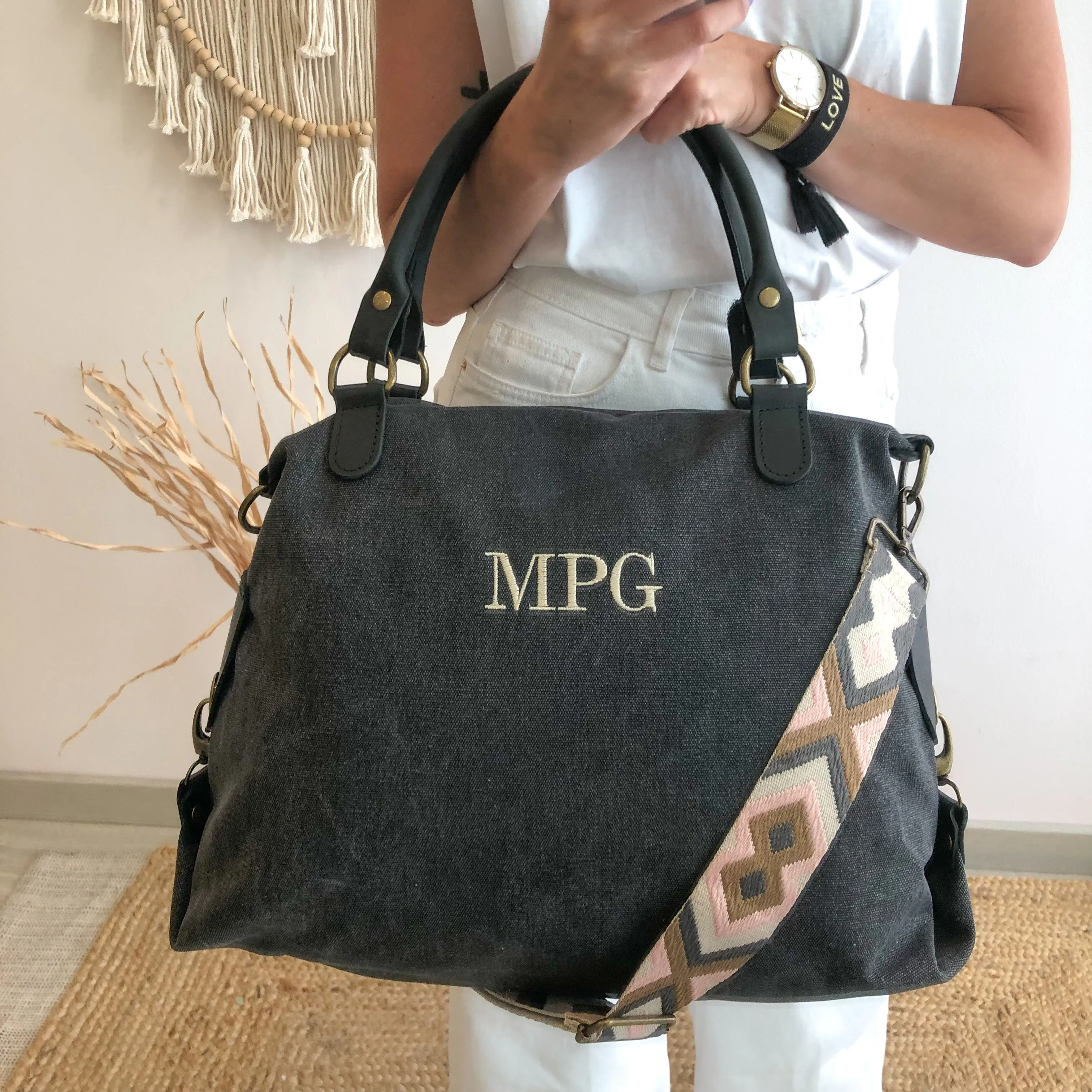 Bolso loneta y piel negro gastado iniciales bordadas con correa étnica
