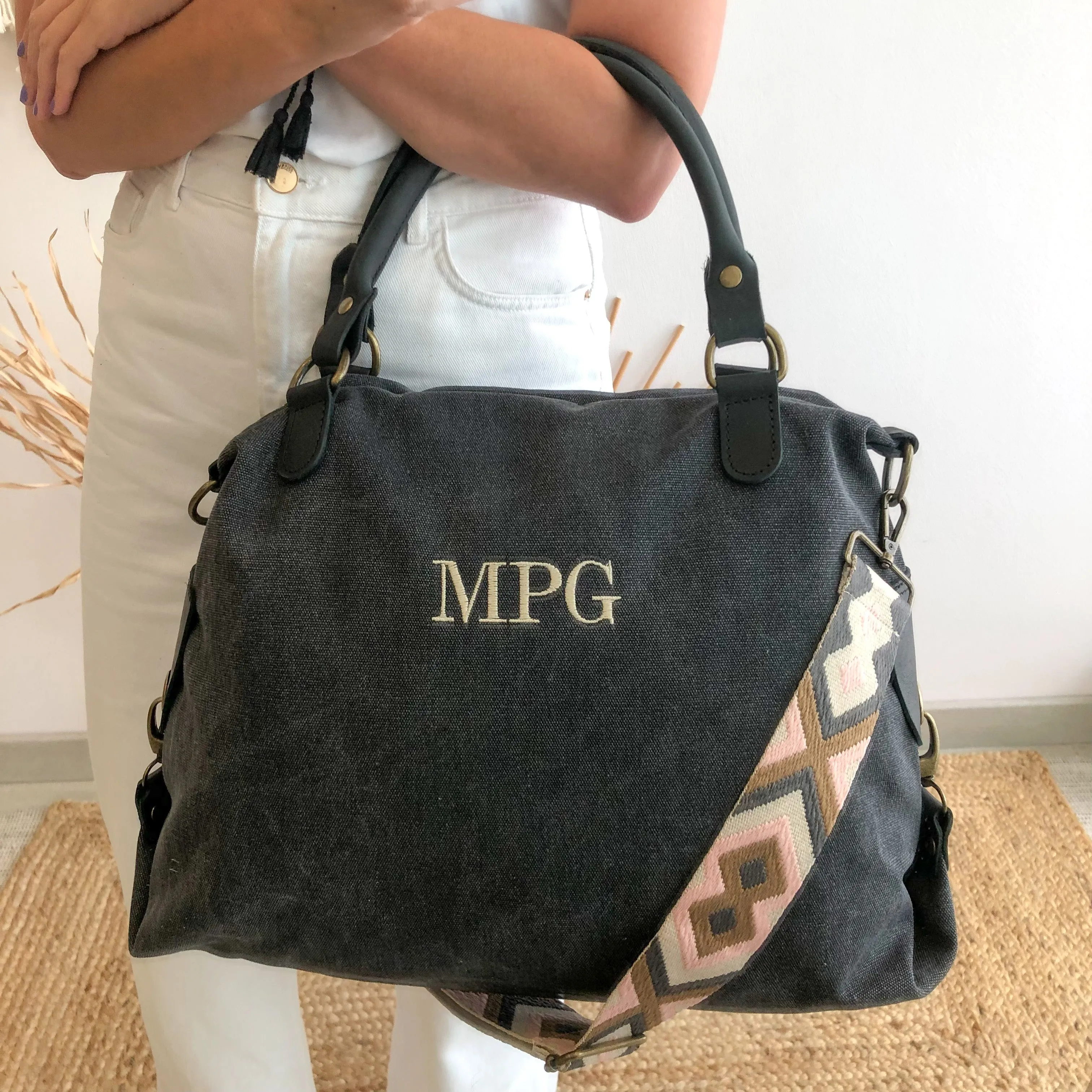Bolso loneta y piel negro gastado iniciales bordadas con correa étnica