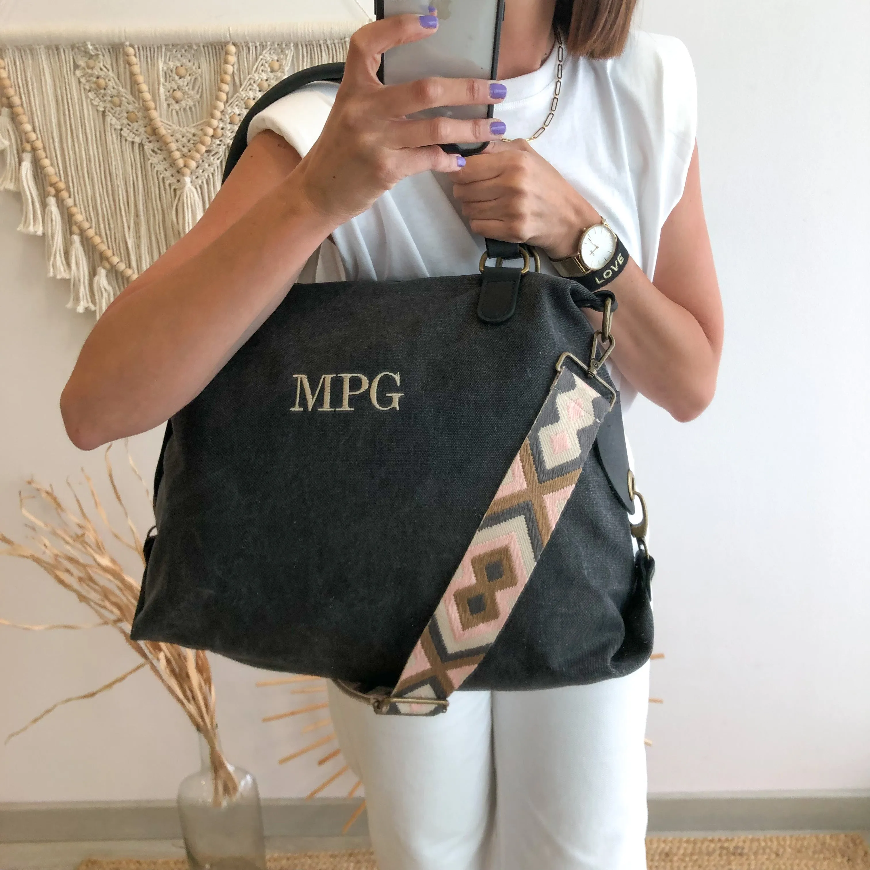 Bolso loneta y piel negro gastado iniciales bordadas con correa étnica
