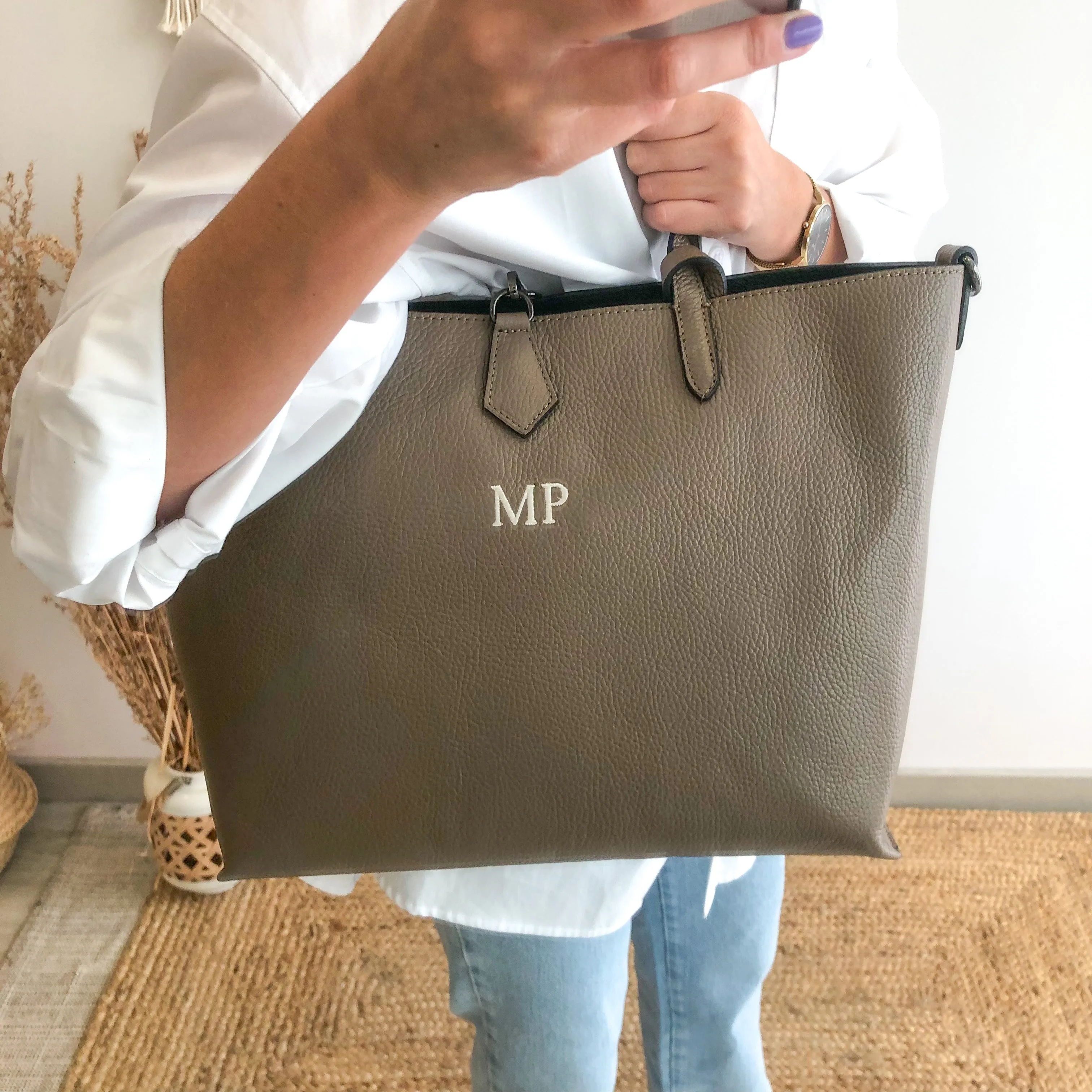 Bolso shopper piel taupe cierre iniciales bordadas