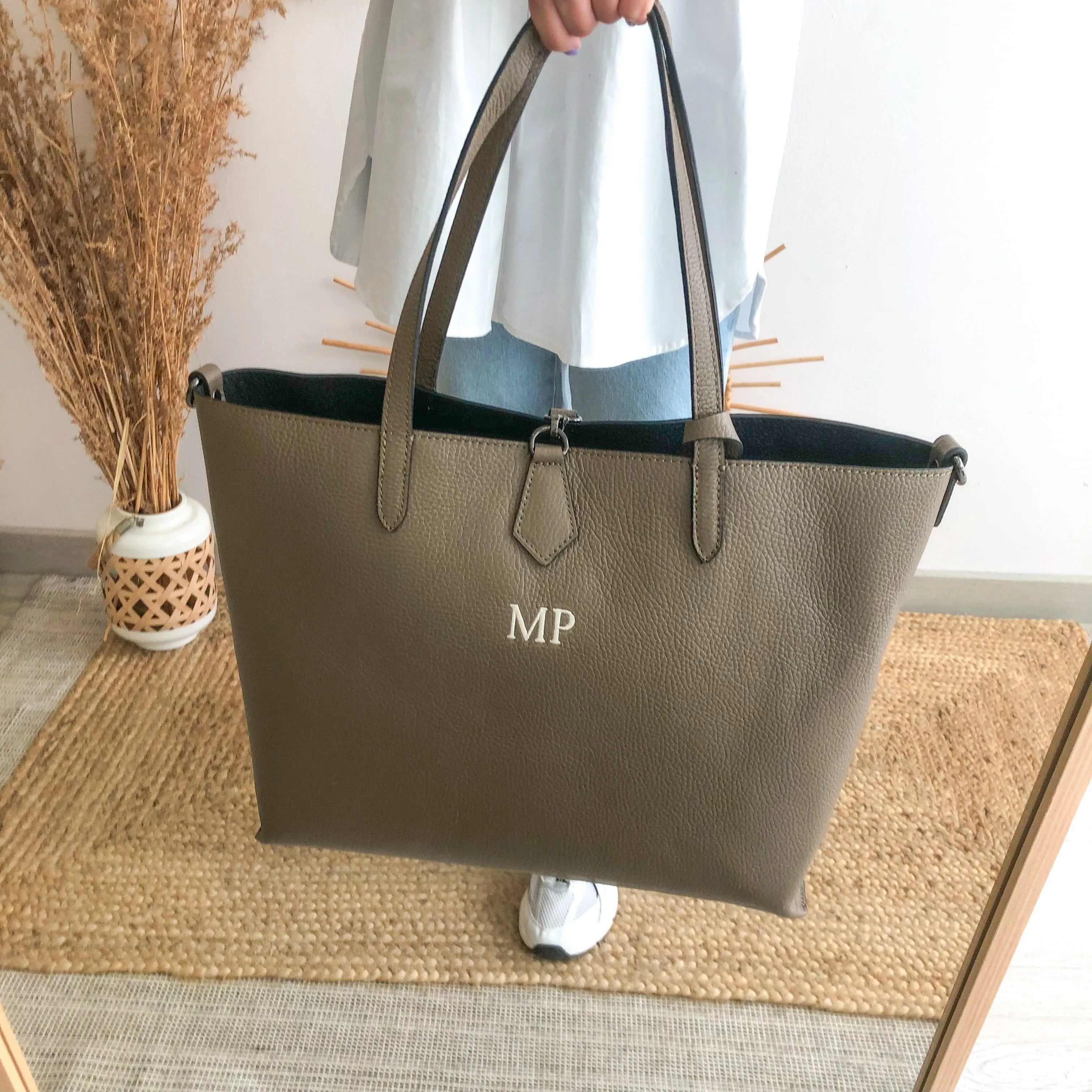 Bolso shopper piel taupe cierre iniciales bordadas