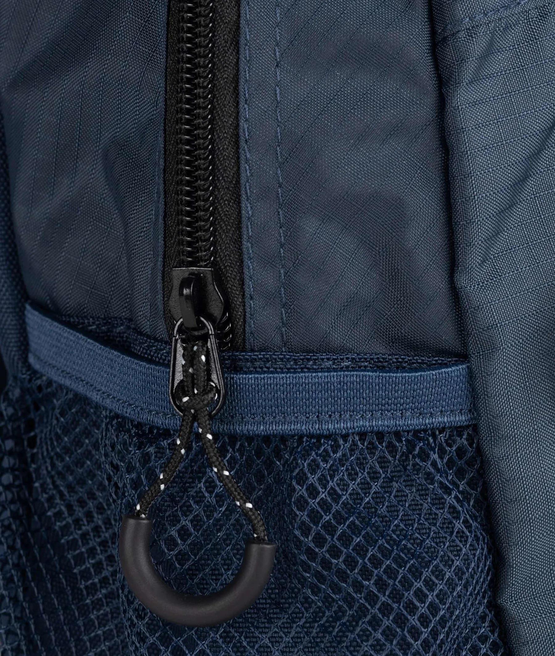 Bolso textil MUNICH BACKPACK SLIM SMALL en azul marino  Medidas  21 x 14 x 38 cm