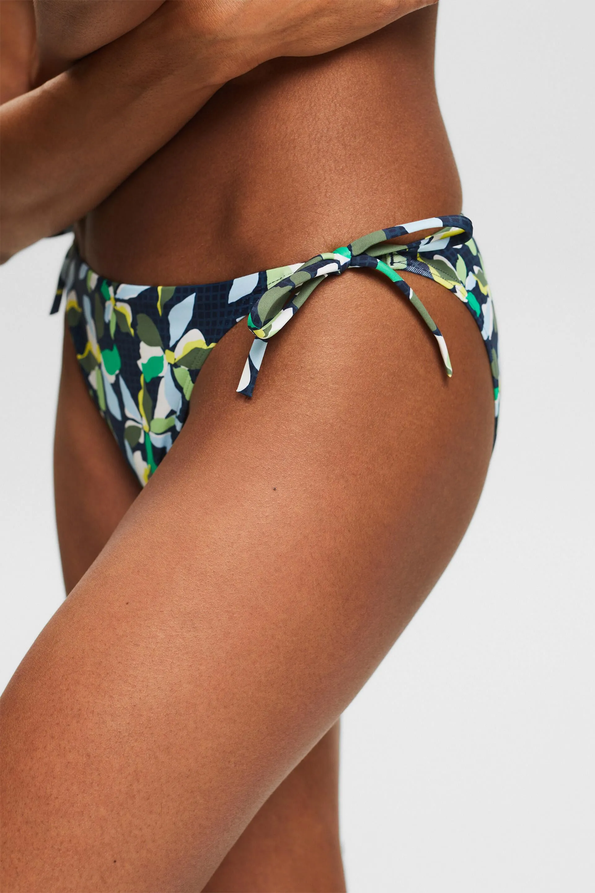 Braga de bikini con lazada estampada a los lados