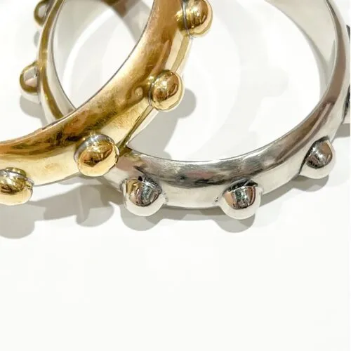 Brazalete rígido tachas dorado