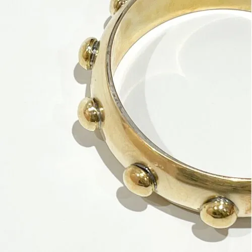 Brazalete rígido tachas dorado
