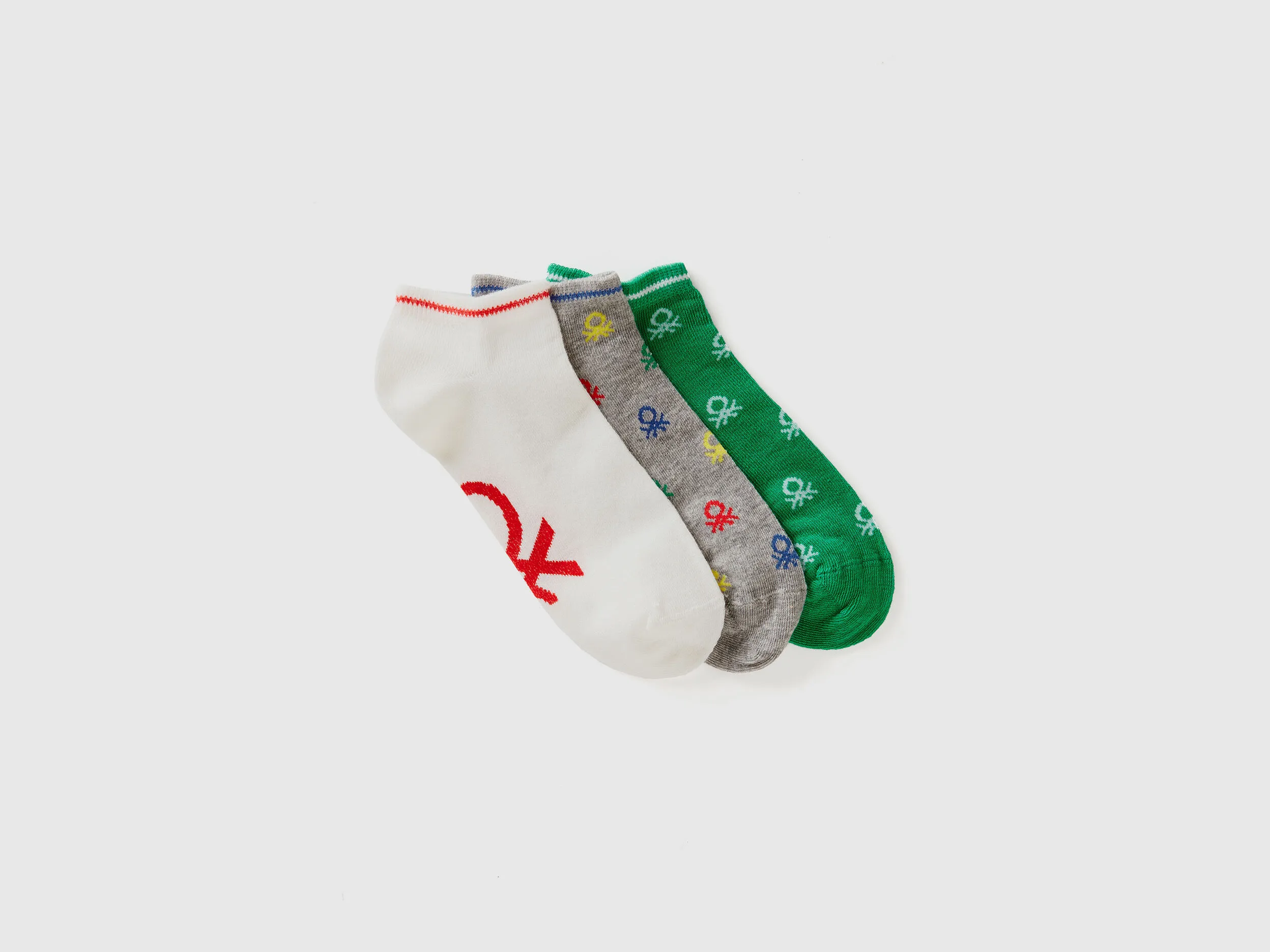 Calcetines cortos grises, verdes y blancos