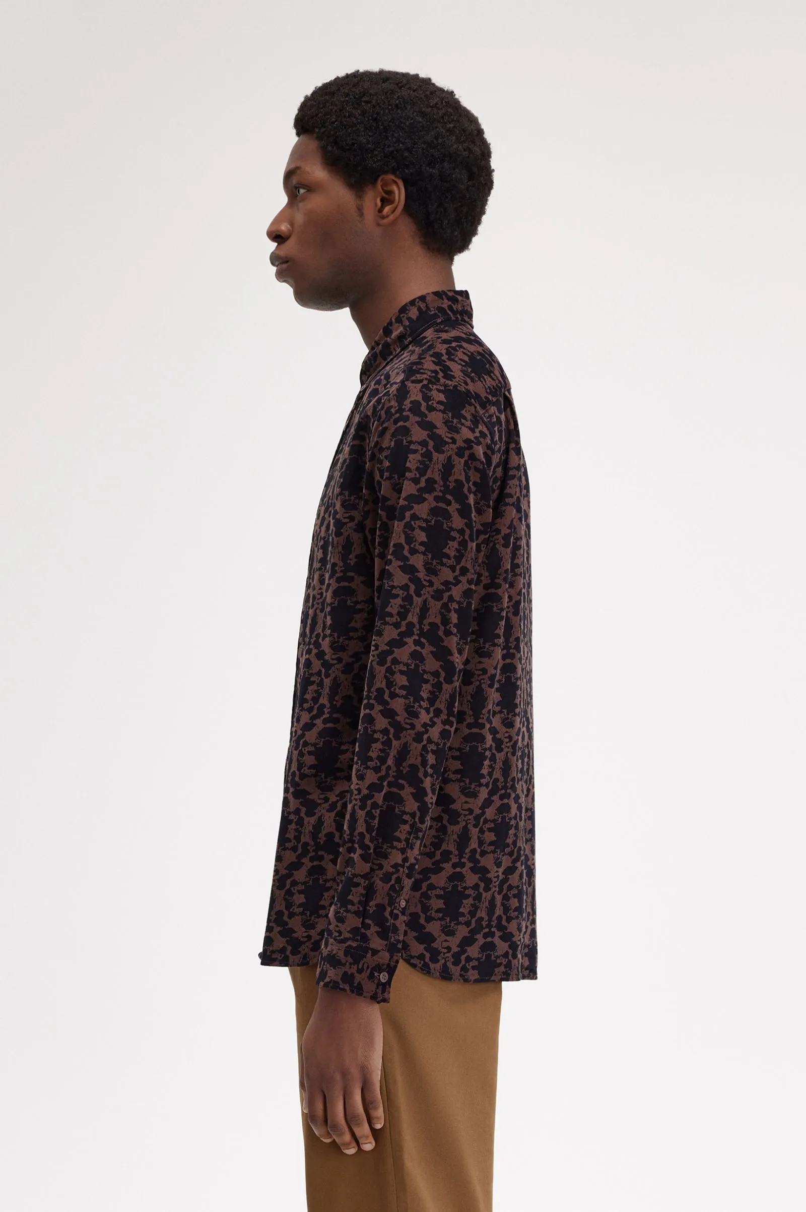 Camisa de pana estampada con motivos repetidos