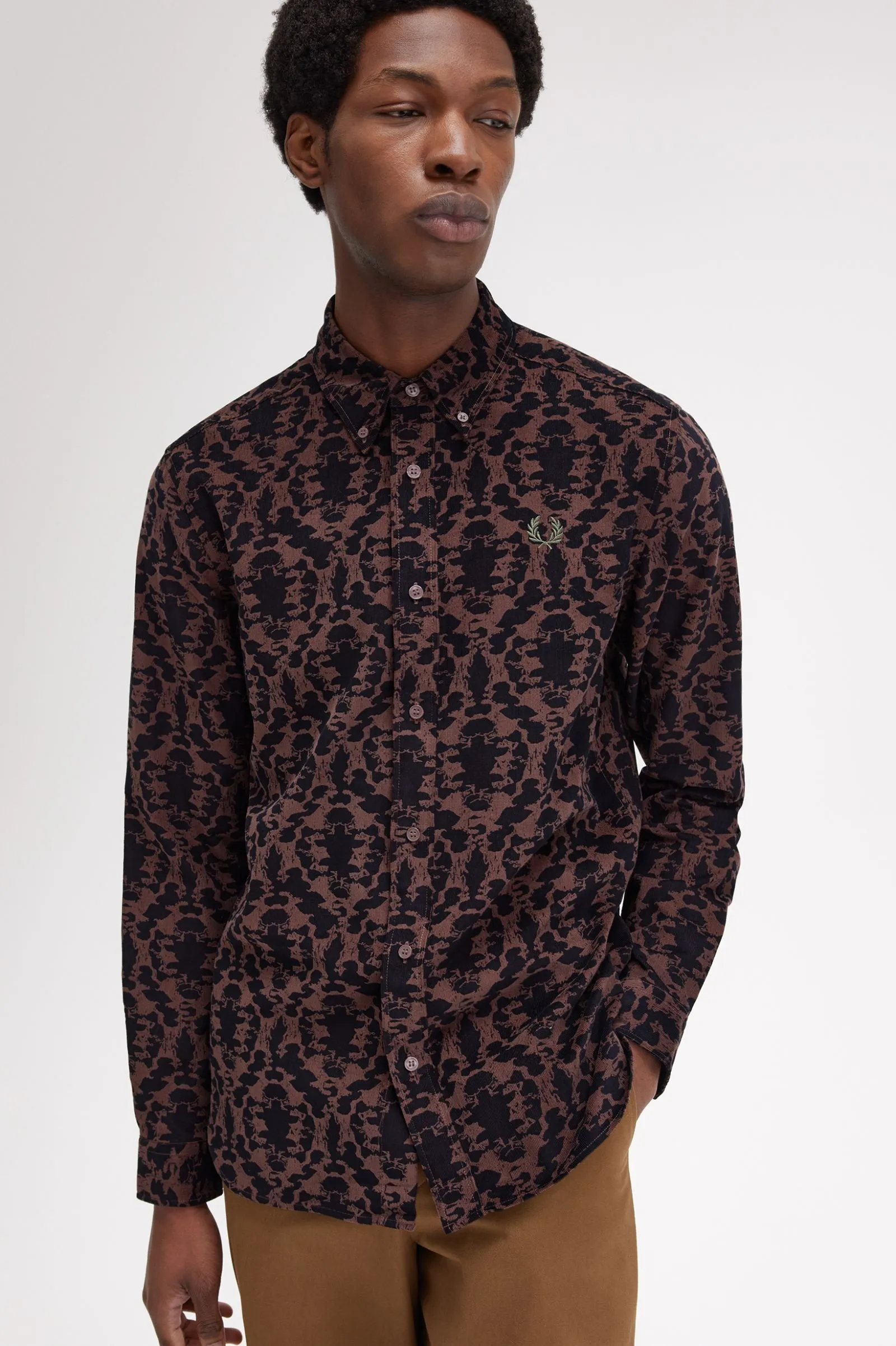 Camisa de pana estampada con motivos repetidos