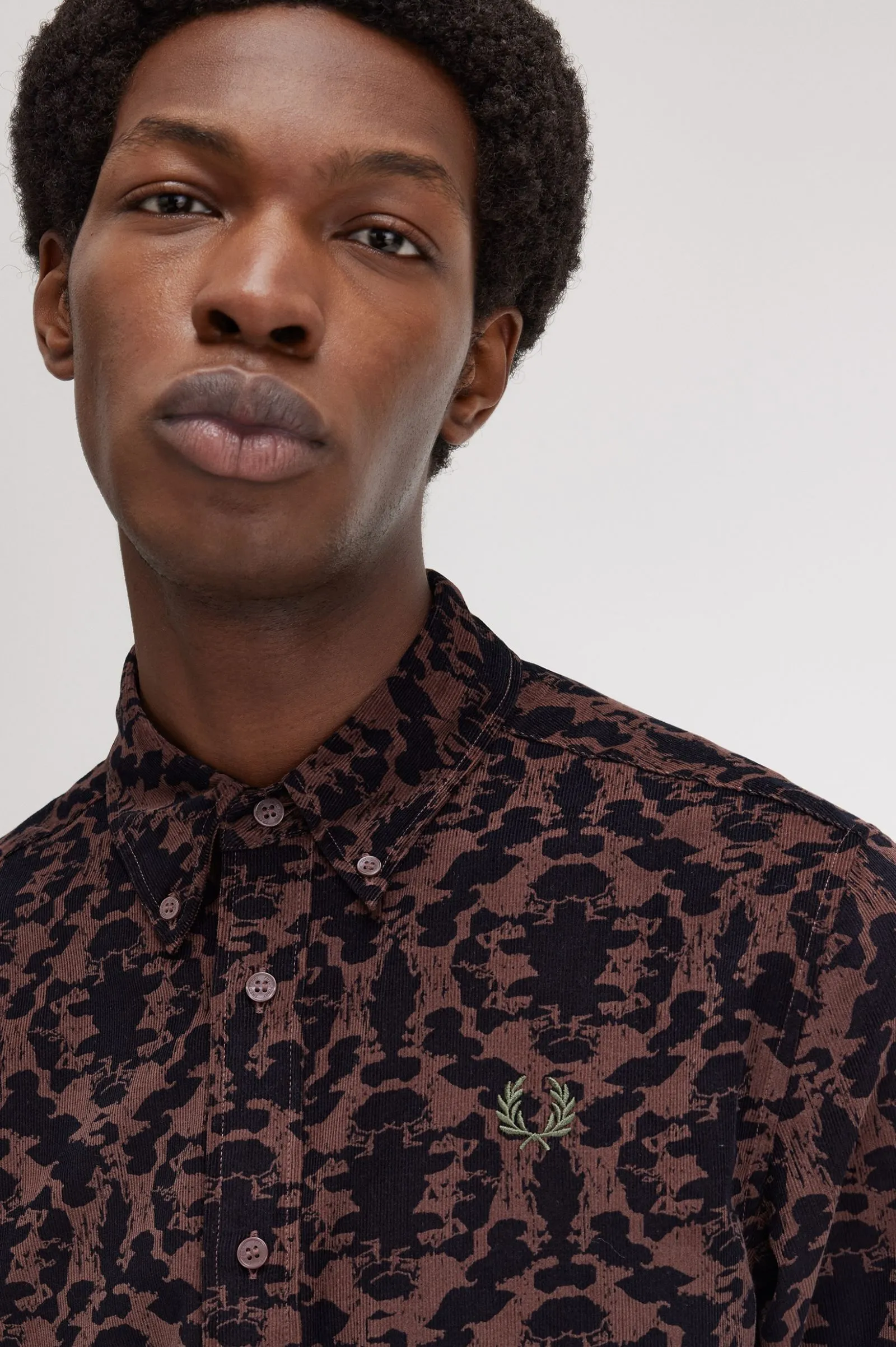 Camisa de pana estampada con motivos repetidos
