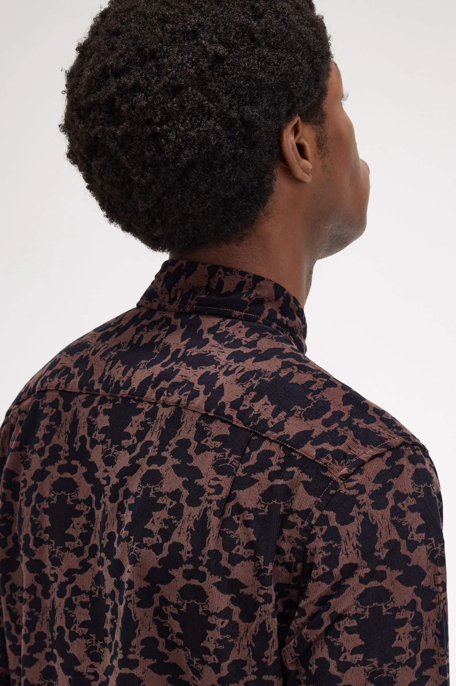 Camisa de pana estampada con motivos repetidos