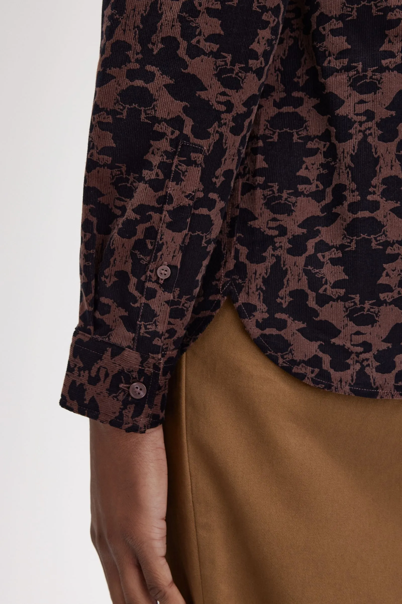 Camisa de pana estampada con motivos repetidos
