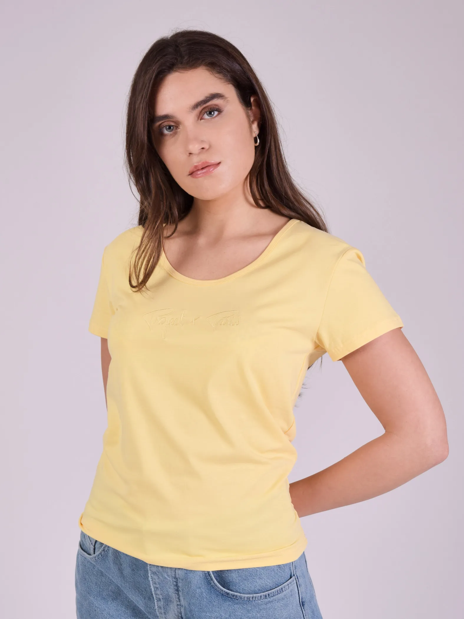 Camiseta básica con logotipo bordado a tono