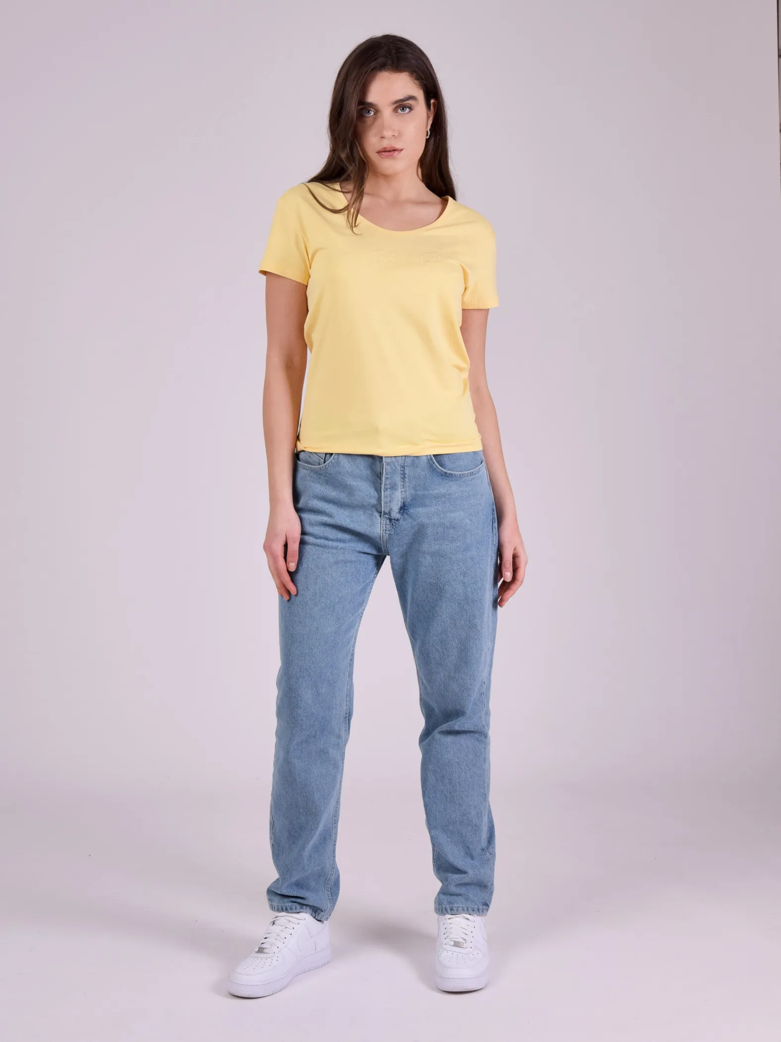 Camiseta básica con logotipo bordado a tono