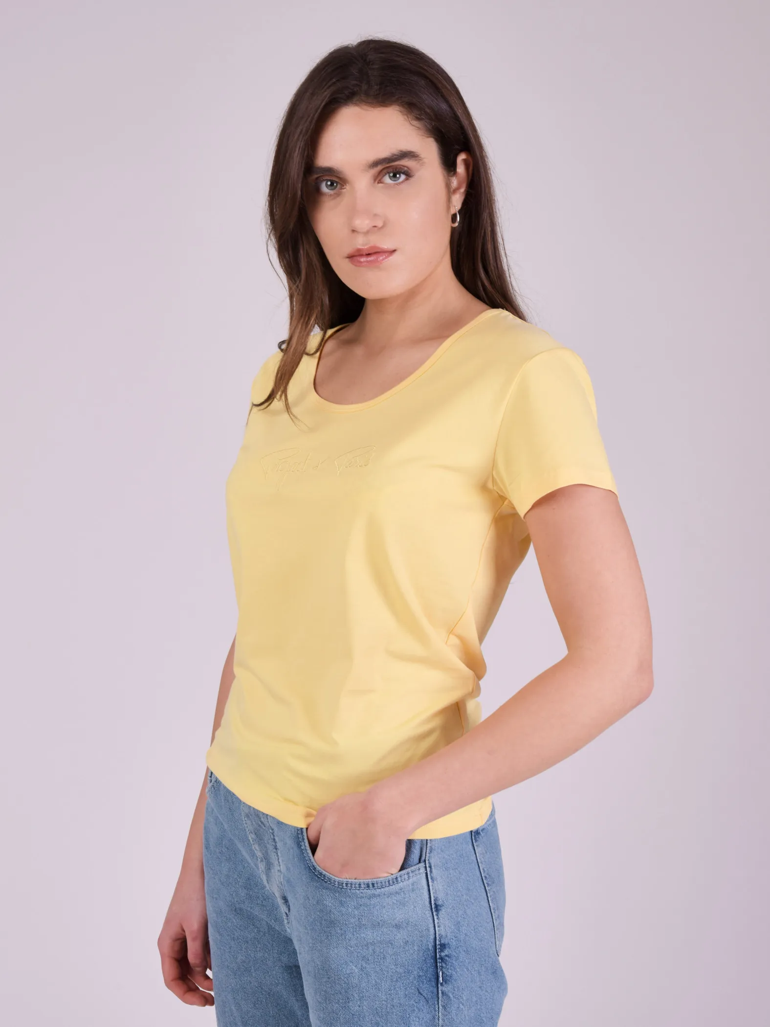Camiseta básica con logotipo bordado a tono