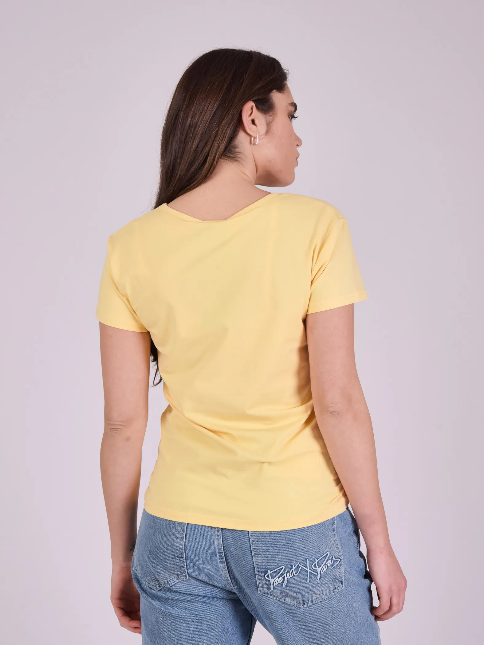 Camiseta básica con logotipo bordado a tono