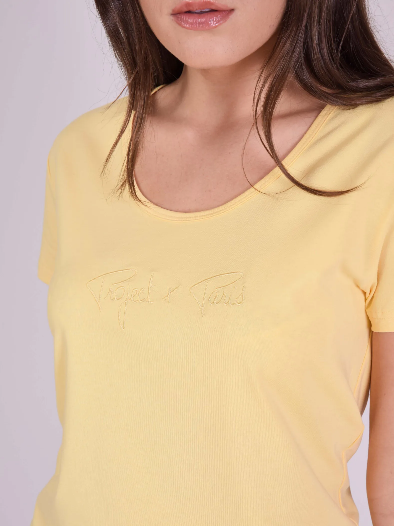 Camiseta básica con logotipo bordado a tono