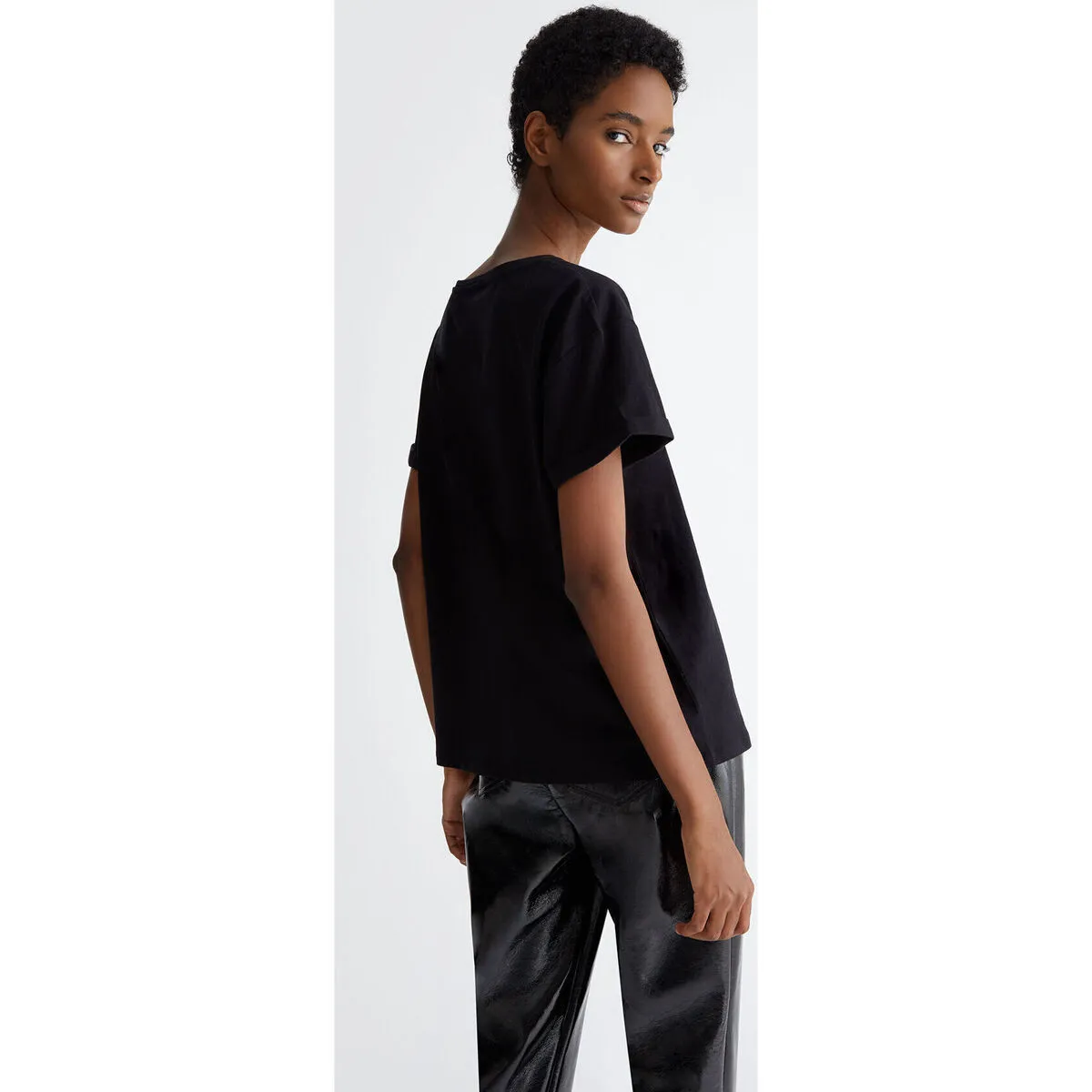 Camiseta con bolsillo y strass