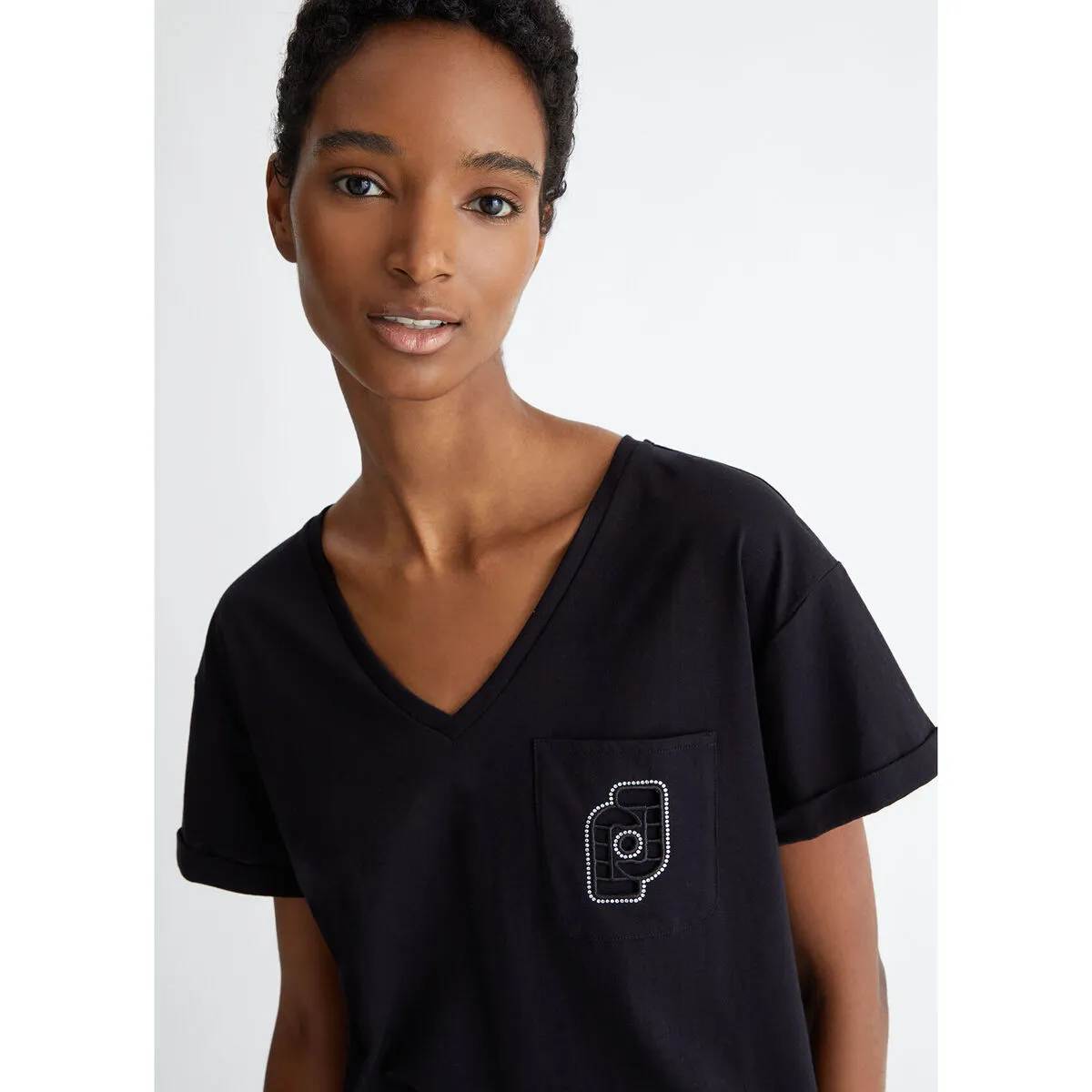 Camiseta con bolsillo y strass