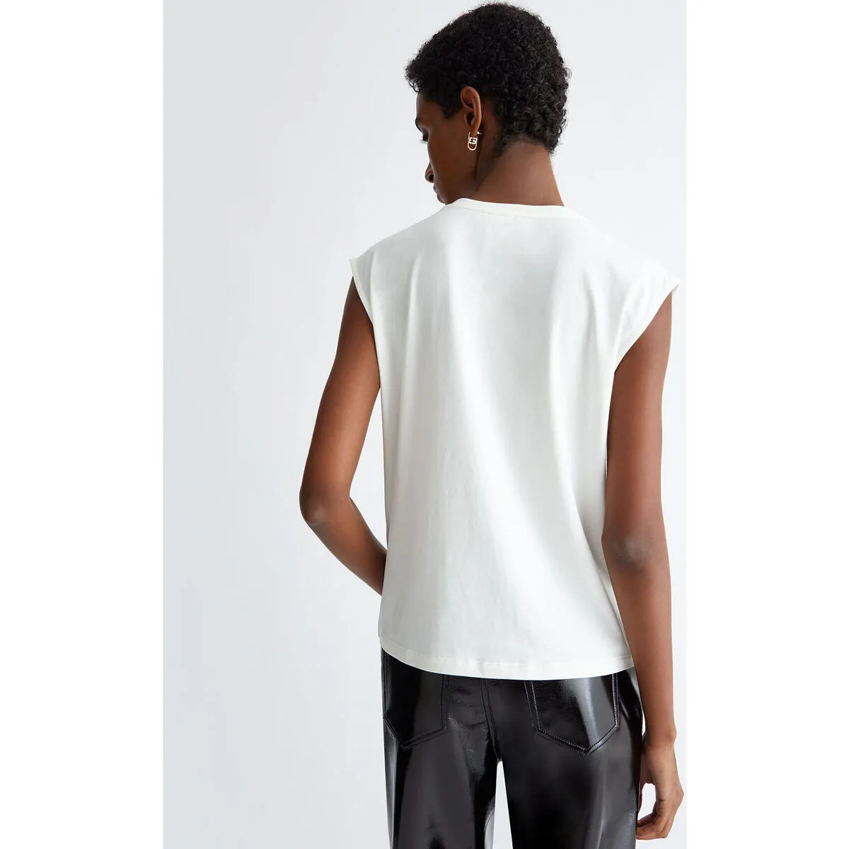 Camiseta con cadena y logotipo
