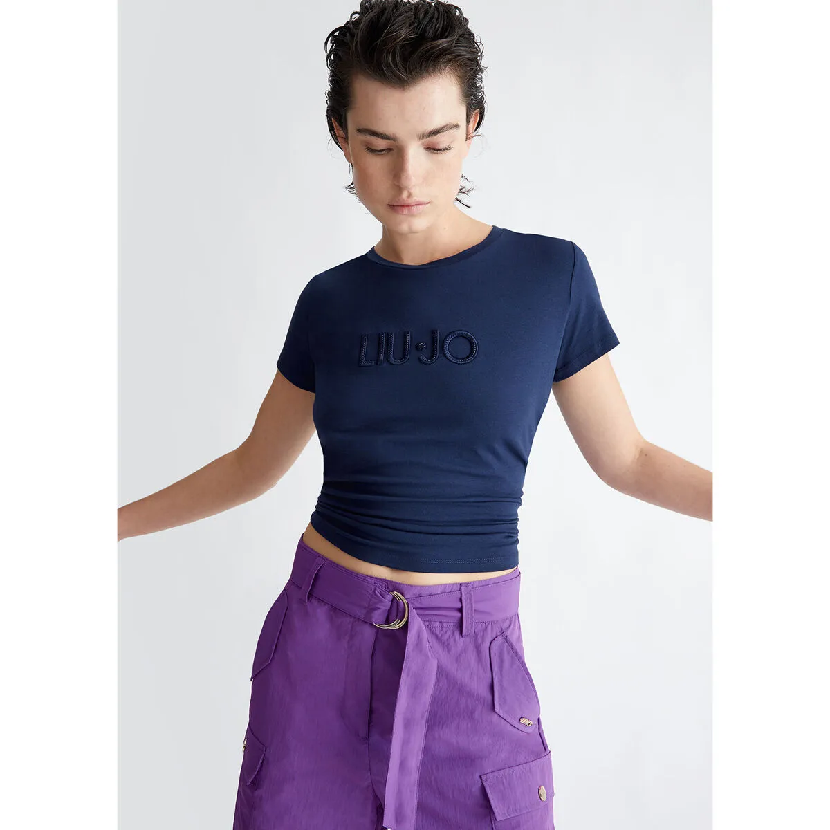 Camiseta con logotipo bordado y strass