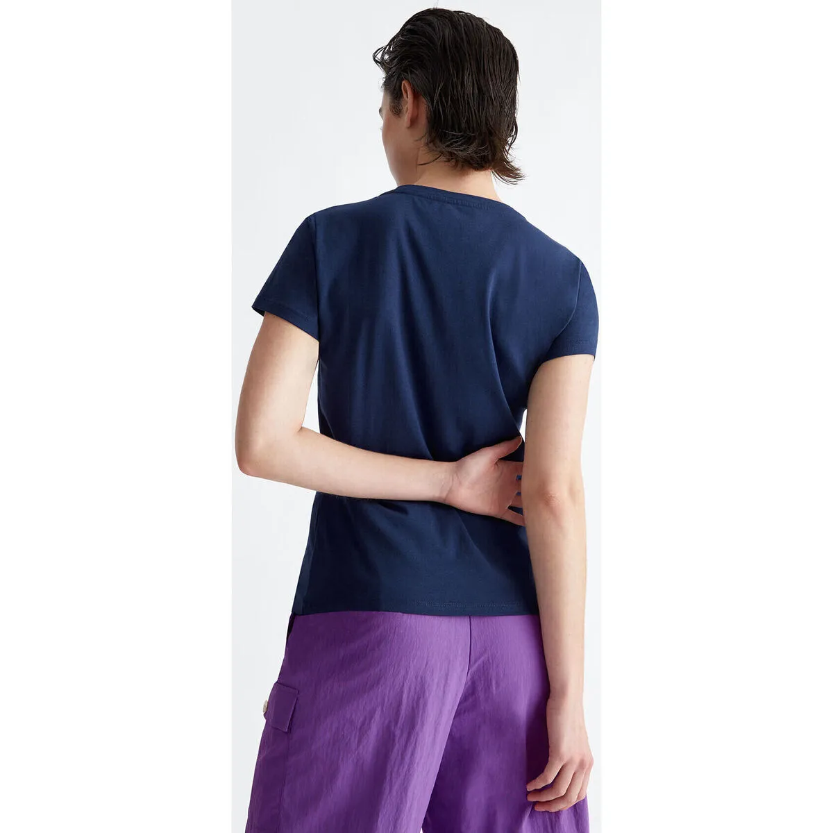 Camiseta con logotipo bordado y strass