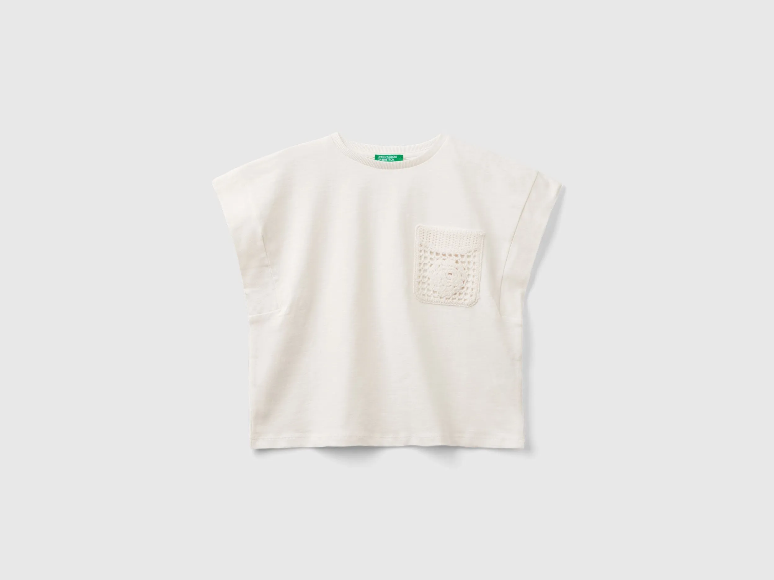 Camiseta con parche de macramé