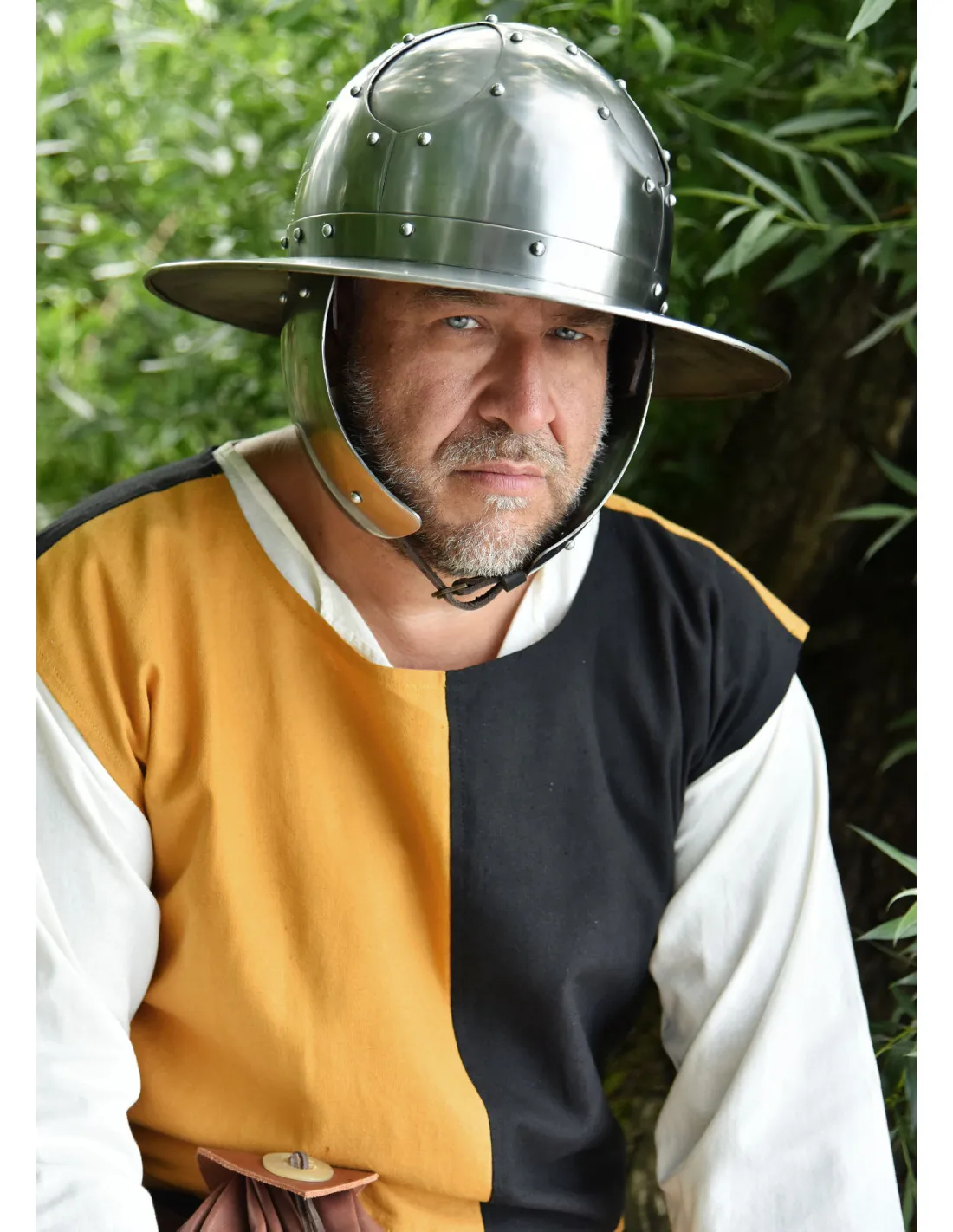 Casco Kettle con protección para orejas y mejillas, siglo XV