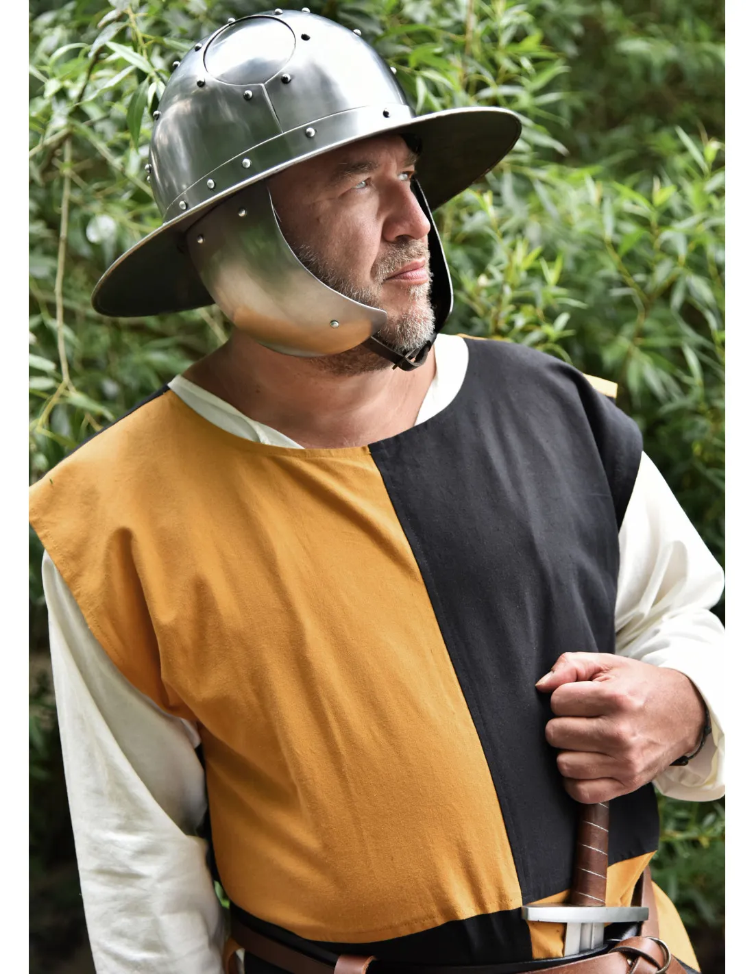 Casco Kettle con protección para orejas y mejillas, siglo XV