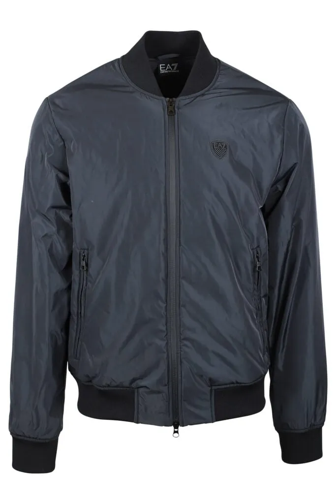 Chaqueta azul oscura con cremallera y mini placa de goma