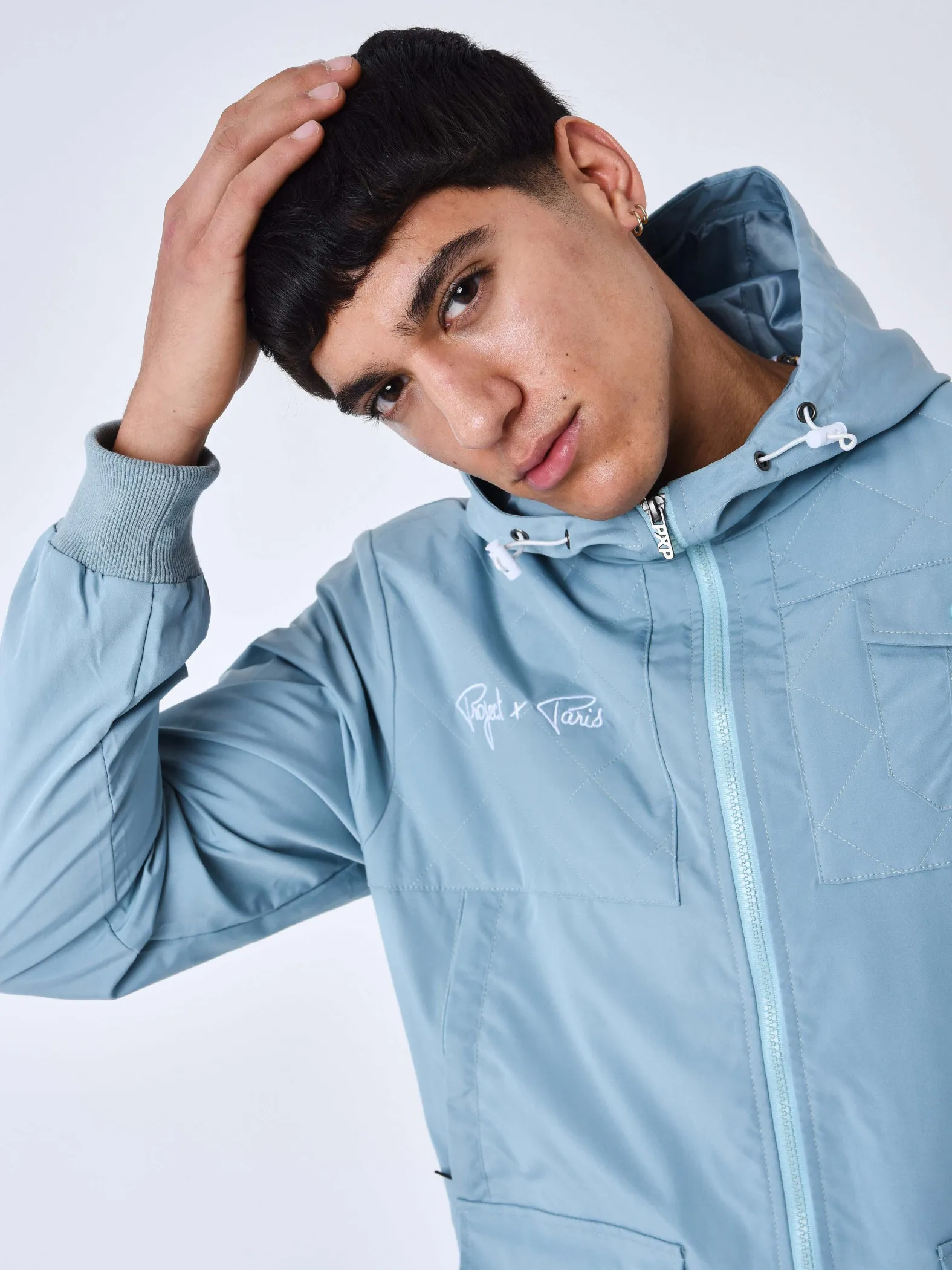 Chaqueta con capucha y canesú