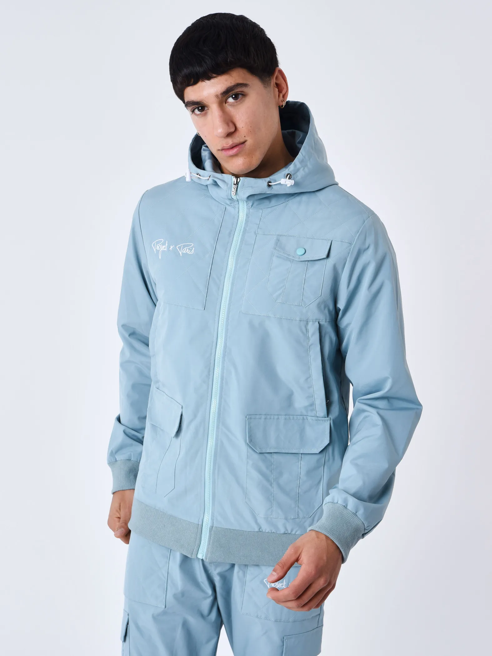 Chaqueta con capucha y canesú