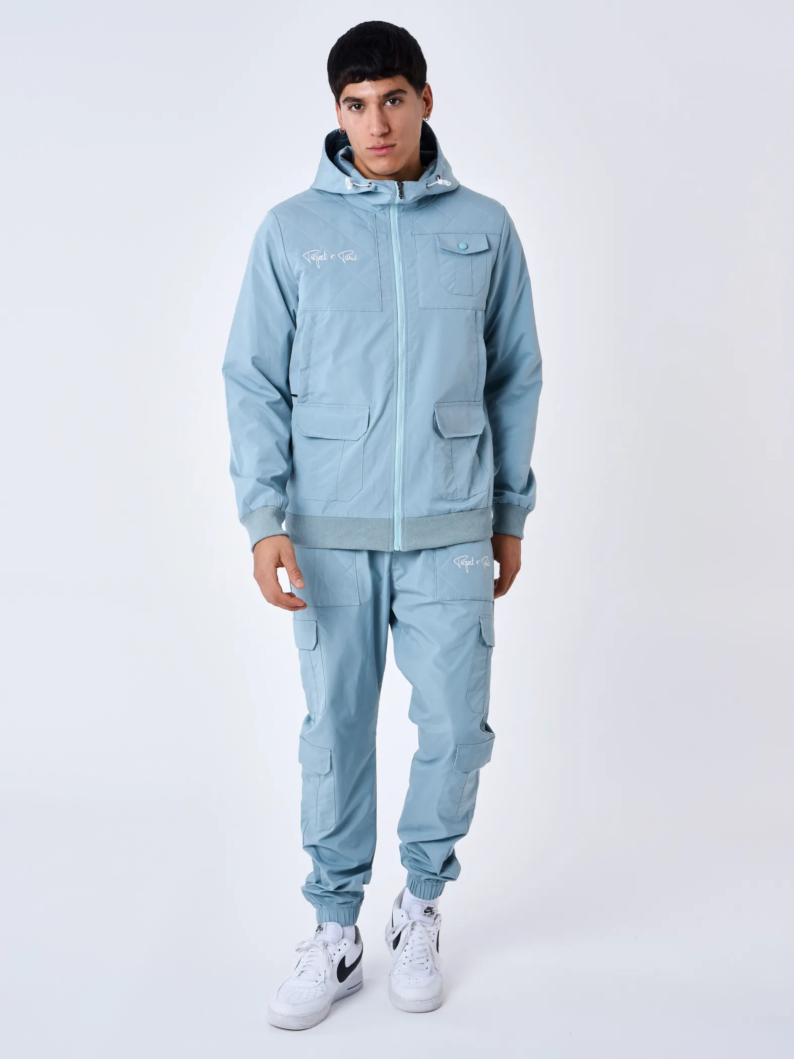 Chaqueta con capucha y canesú