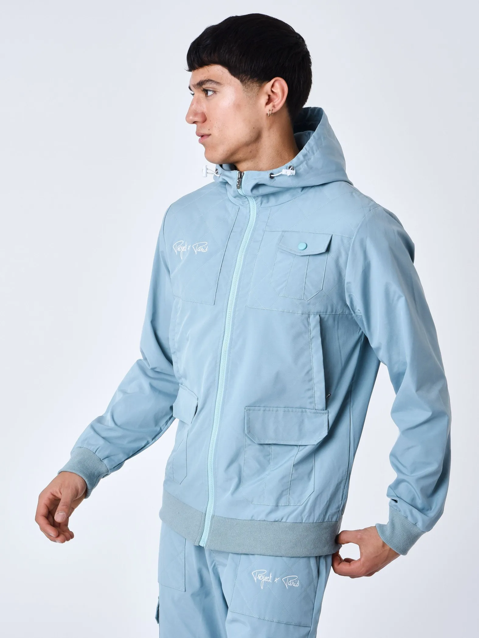 Chaqueta con capucha y canesú