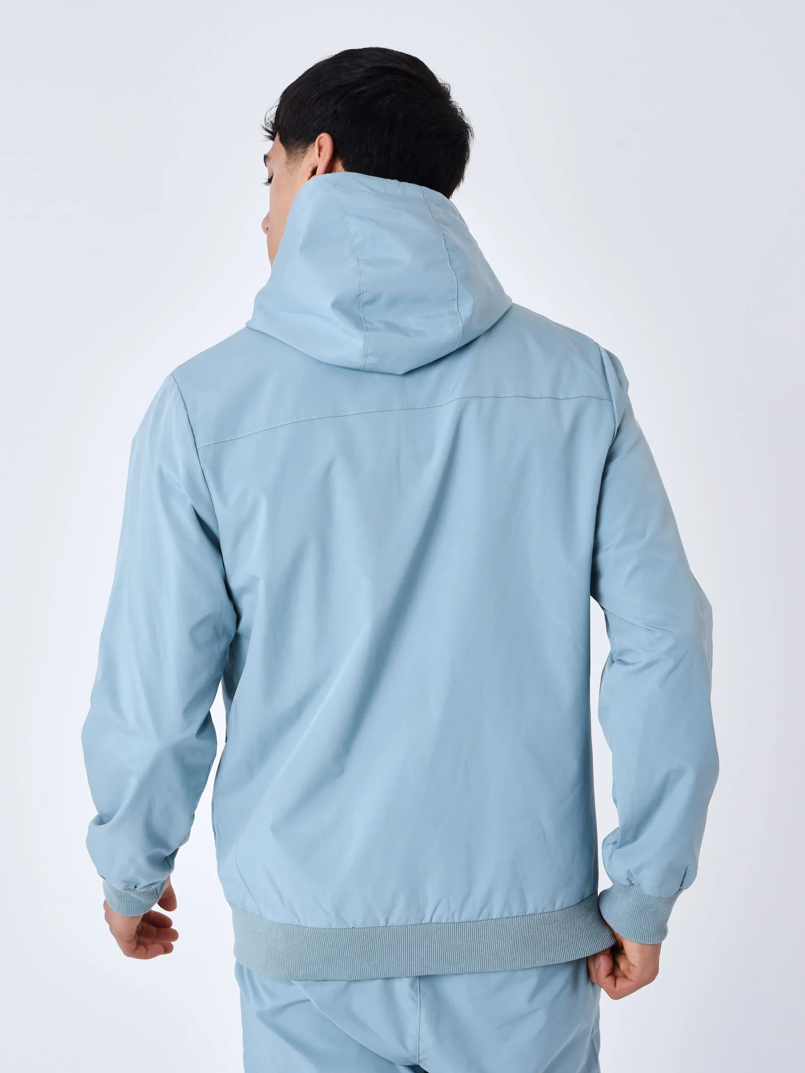 Chaqueta con capucha y canesú