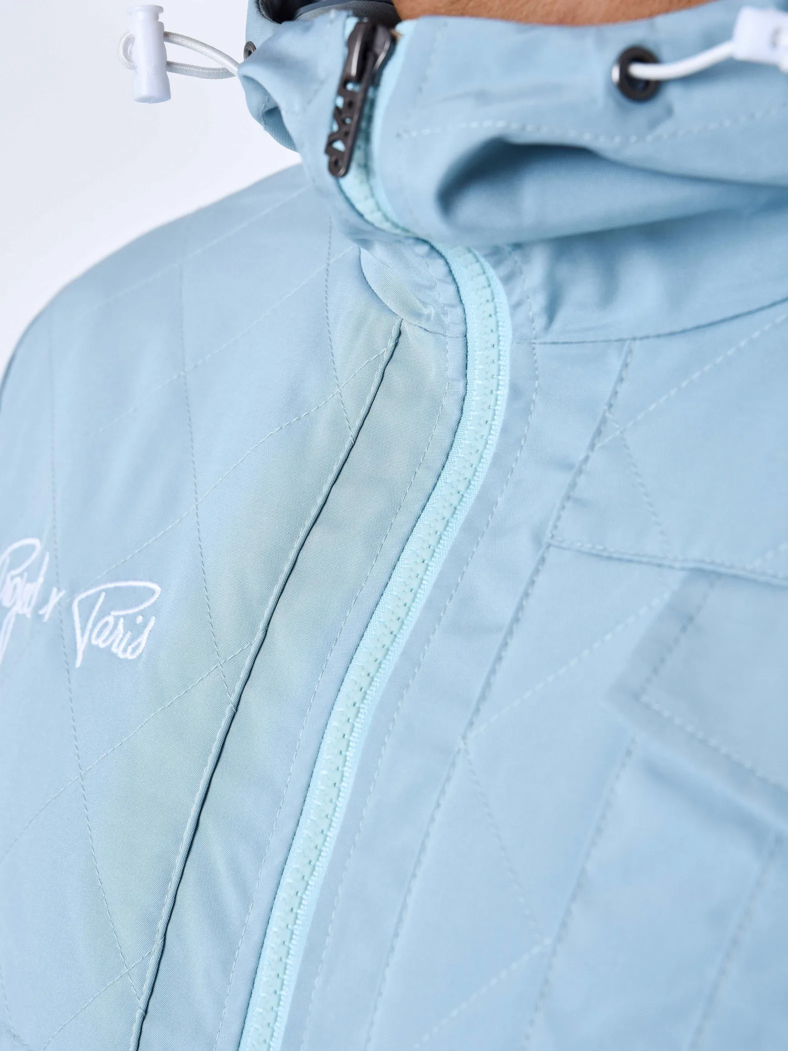 Chaqueta con capucha y canesú